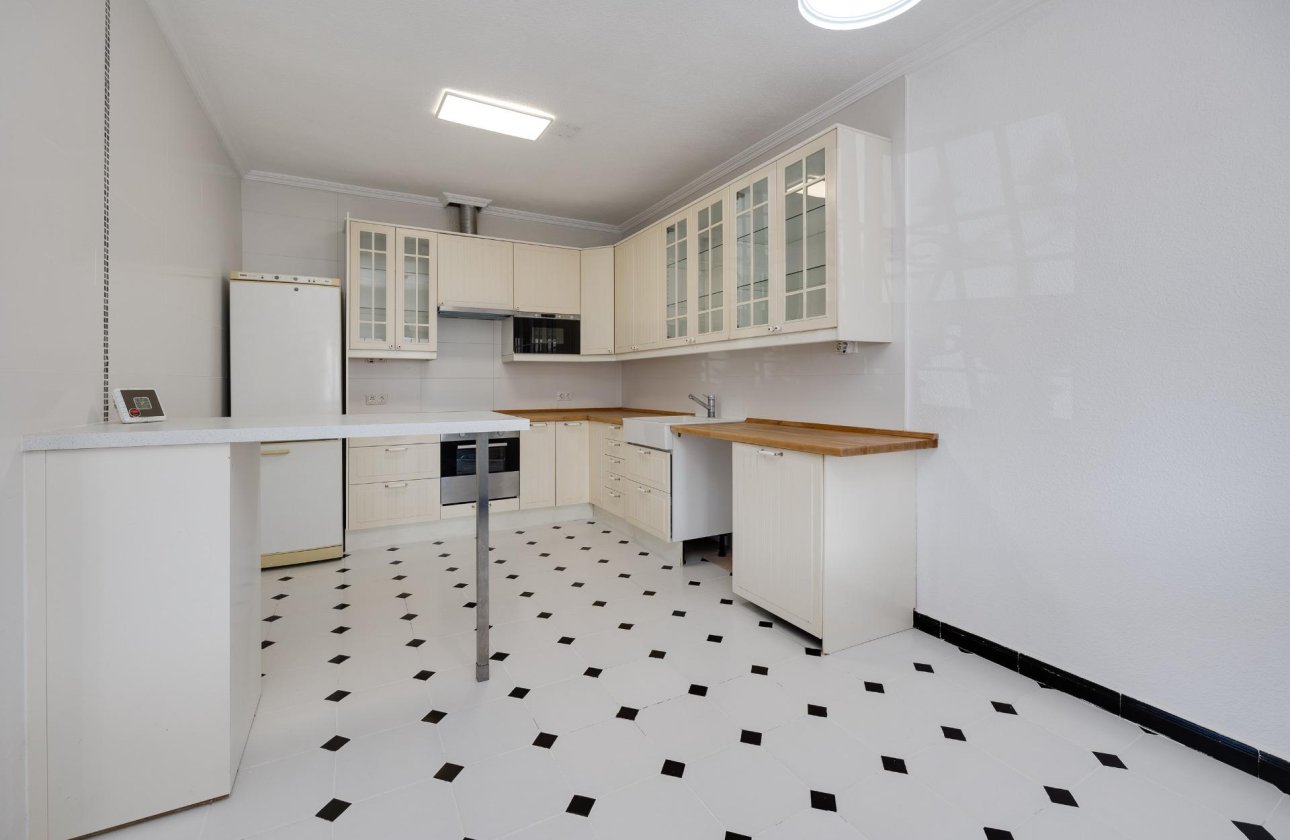 Resale - Villa -
Torrevieja - La Siesta - El Salado - Torreta