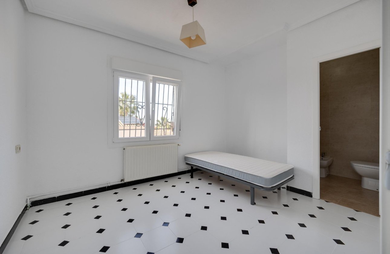 Resale - Villa -
Torrevieja - La Siesta - El Salado - Torreta