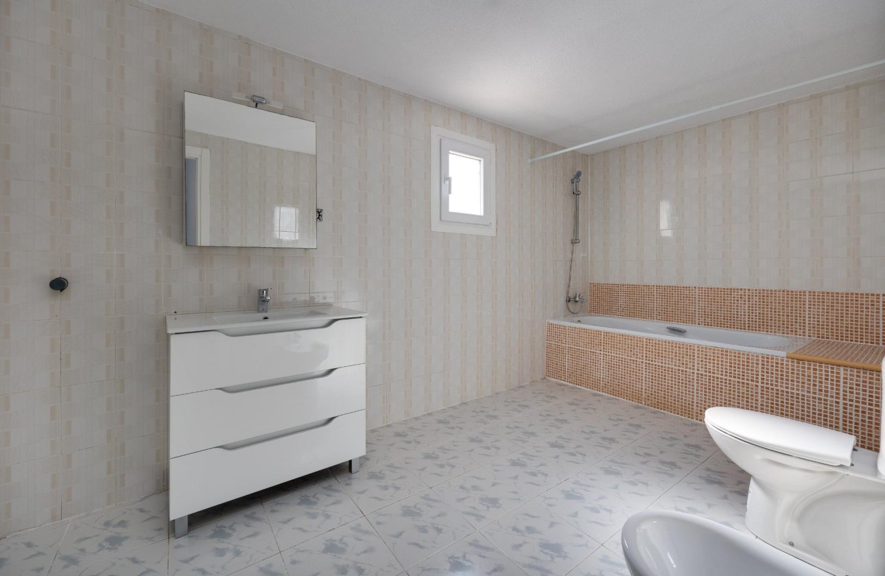 Resale - Villa -
Torrevieja - La Siesta - El Salado - Torreta