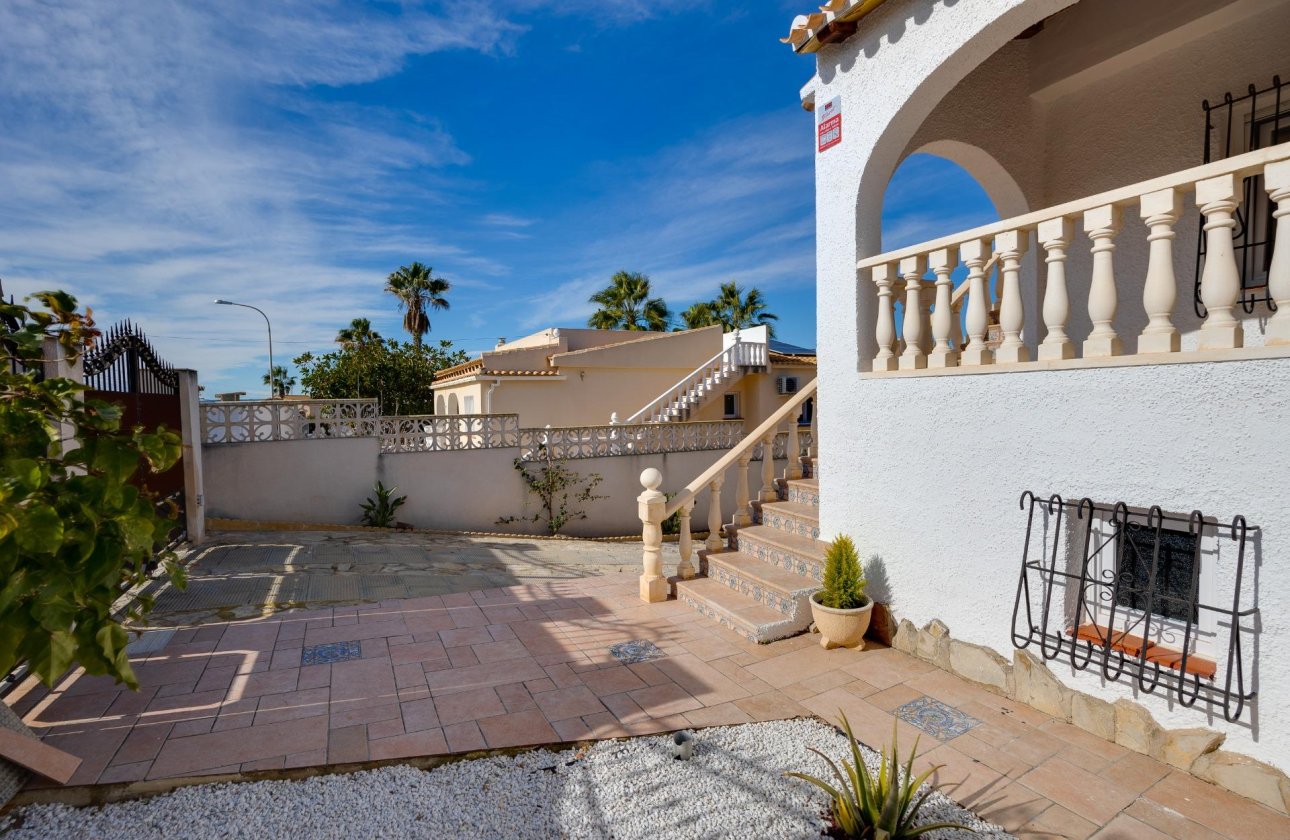 Resale - Villa -
Torrevieja - La Siesta - El Salado - Torreta