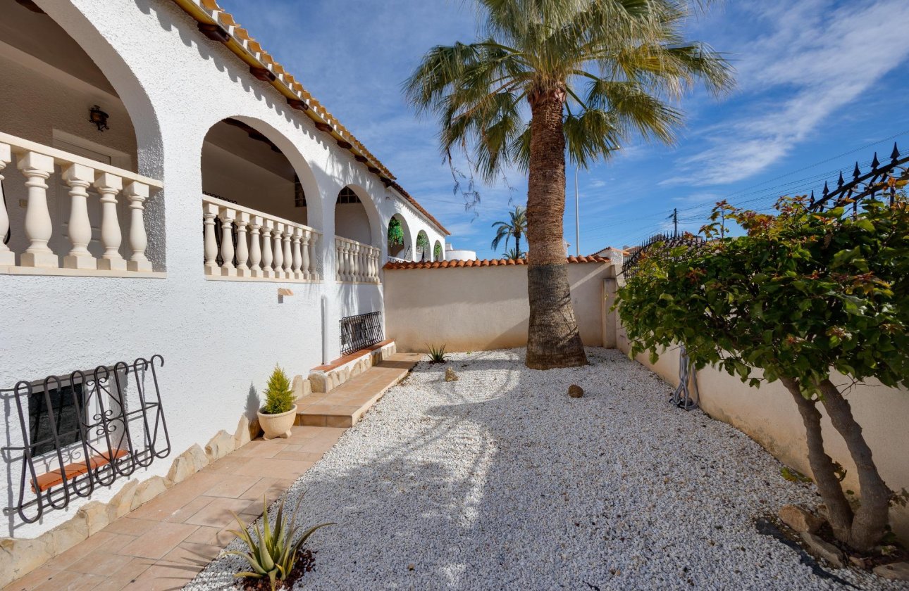 Resale - Villa -
Torrevieja - La Siesta - El Salado - Torreta