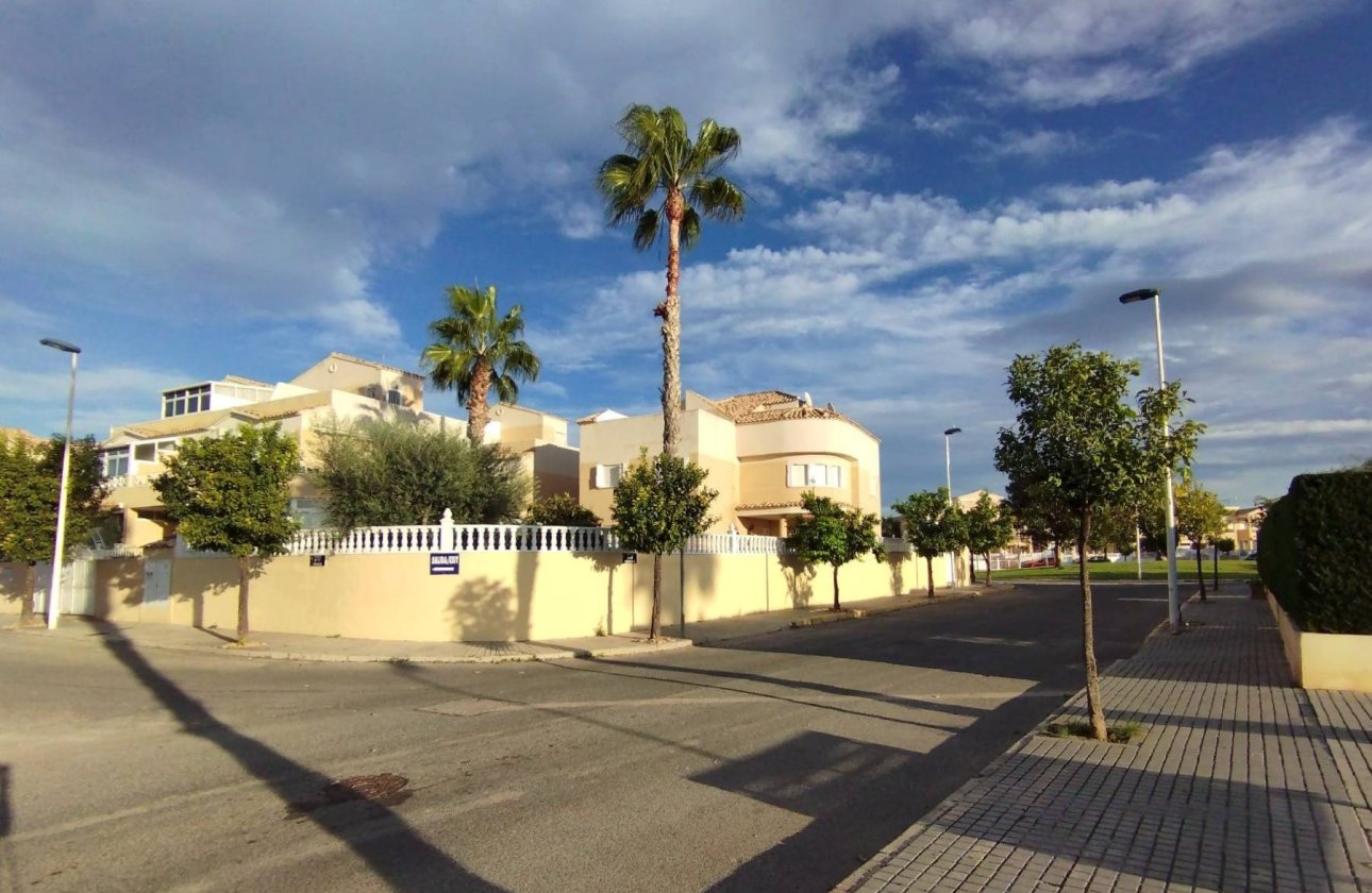 Resale - Villa -
Torrevieja - La Siesta - El Salado - Torreta