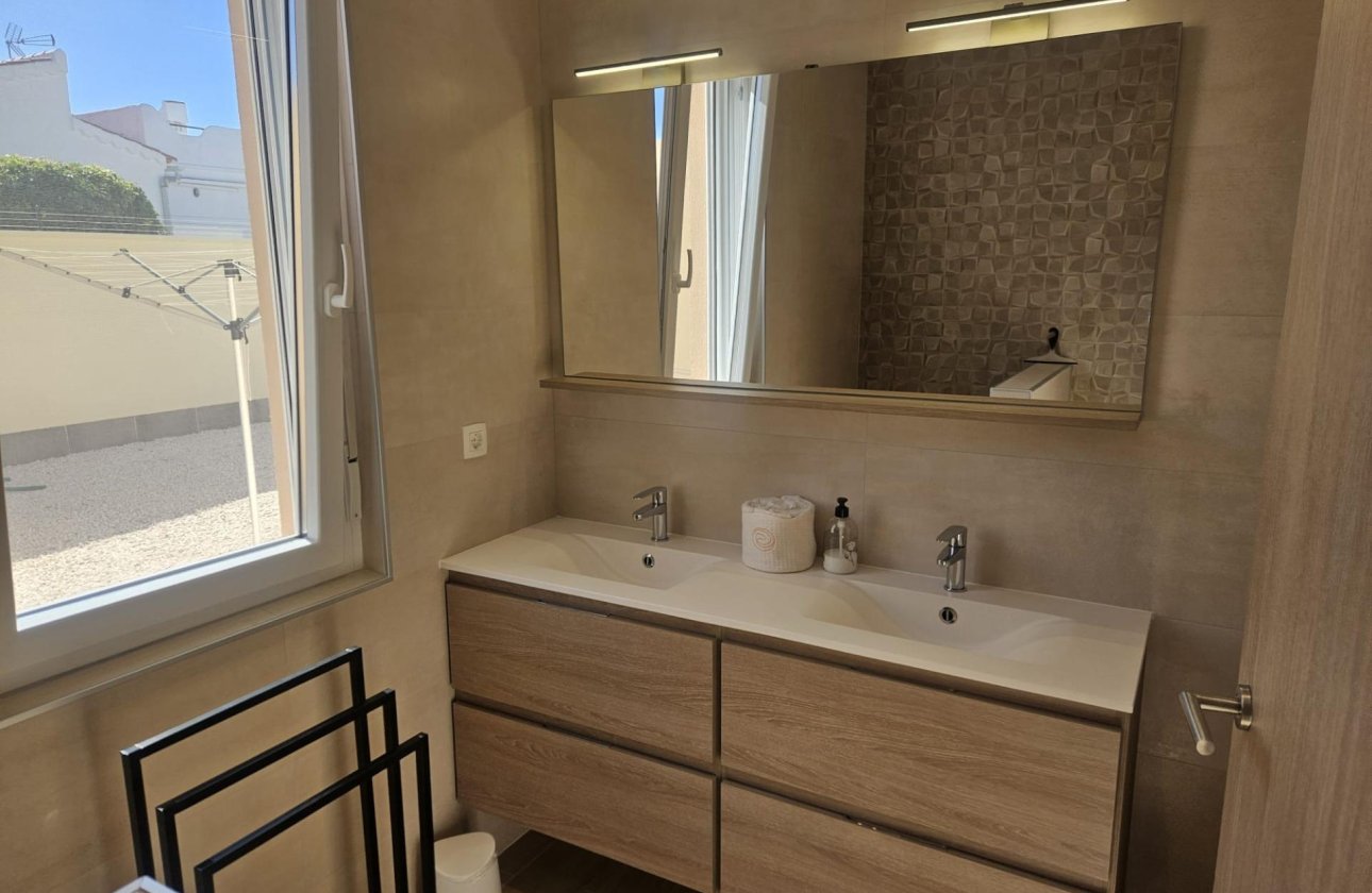 Resale - Villa -
Torrevieja - La Siesta - El Salado - Torreta