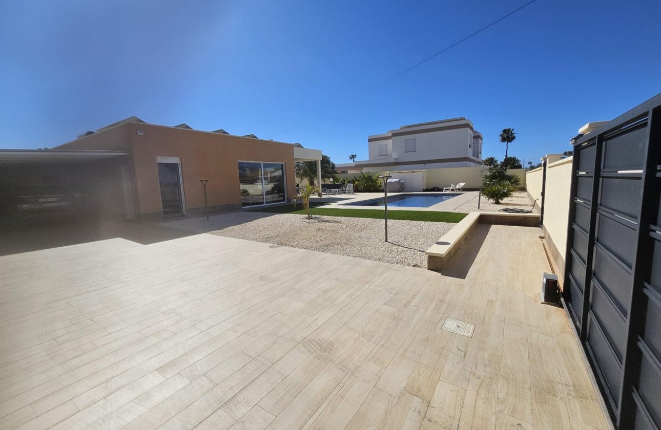 Resale - Villa -
Torrevieja - La Siesta - El Salado - Torreta