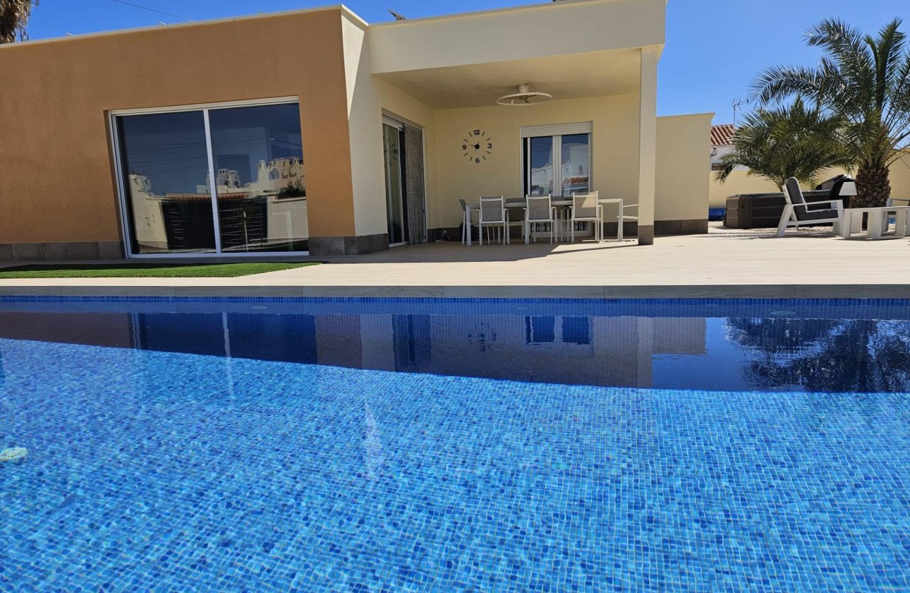 Resale - Villa -
Torrevieja - La Siesta - El Salado - Torreta