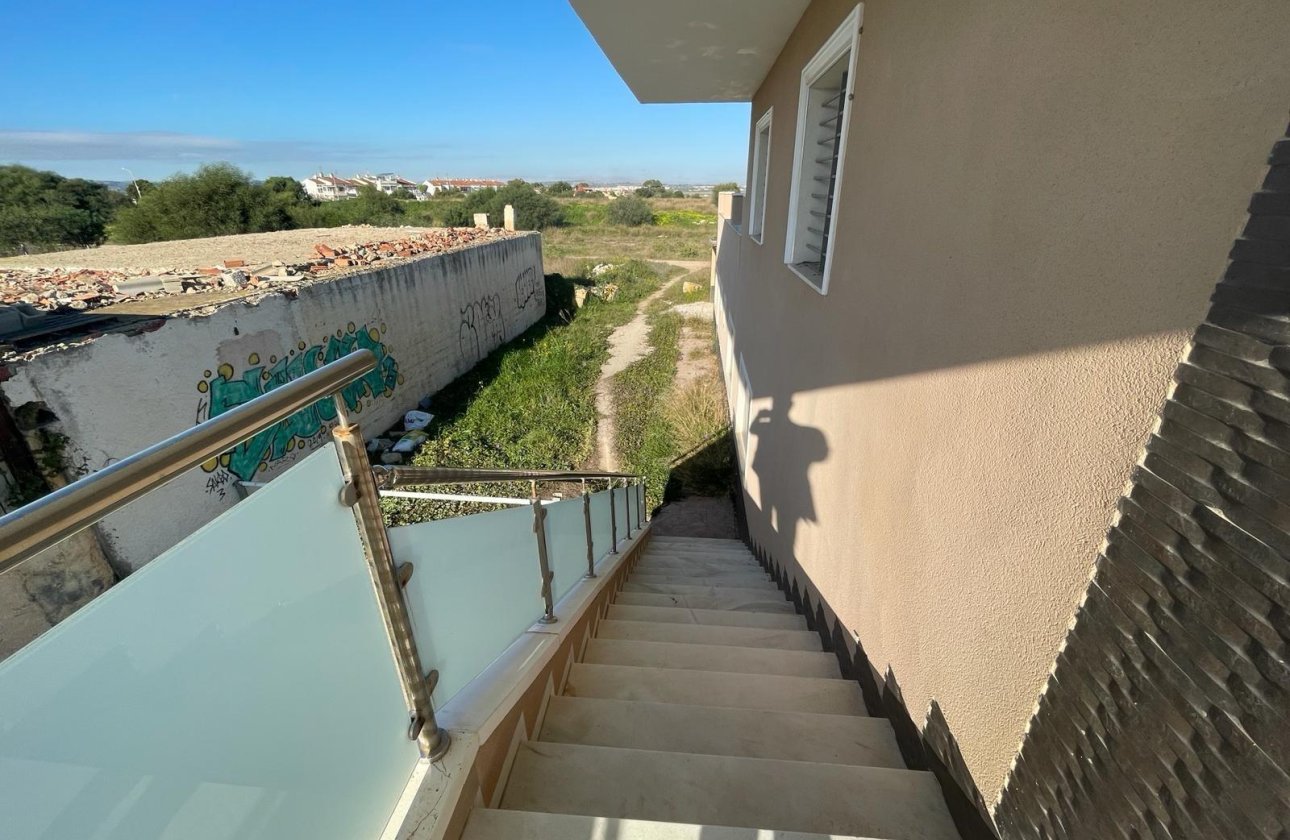 Resale - Villa -
Torrevieja - La Siesta - El Salado - Torreta