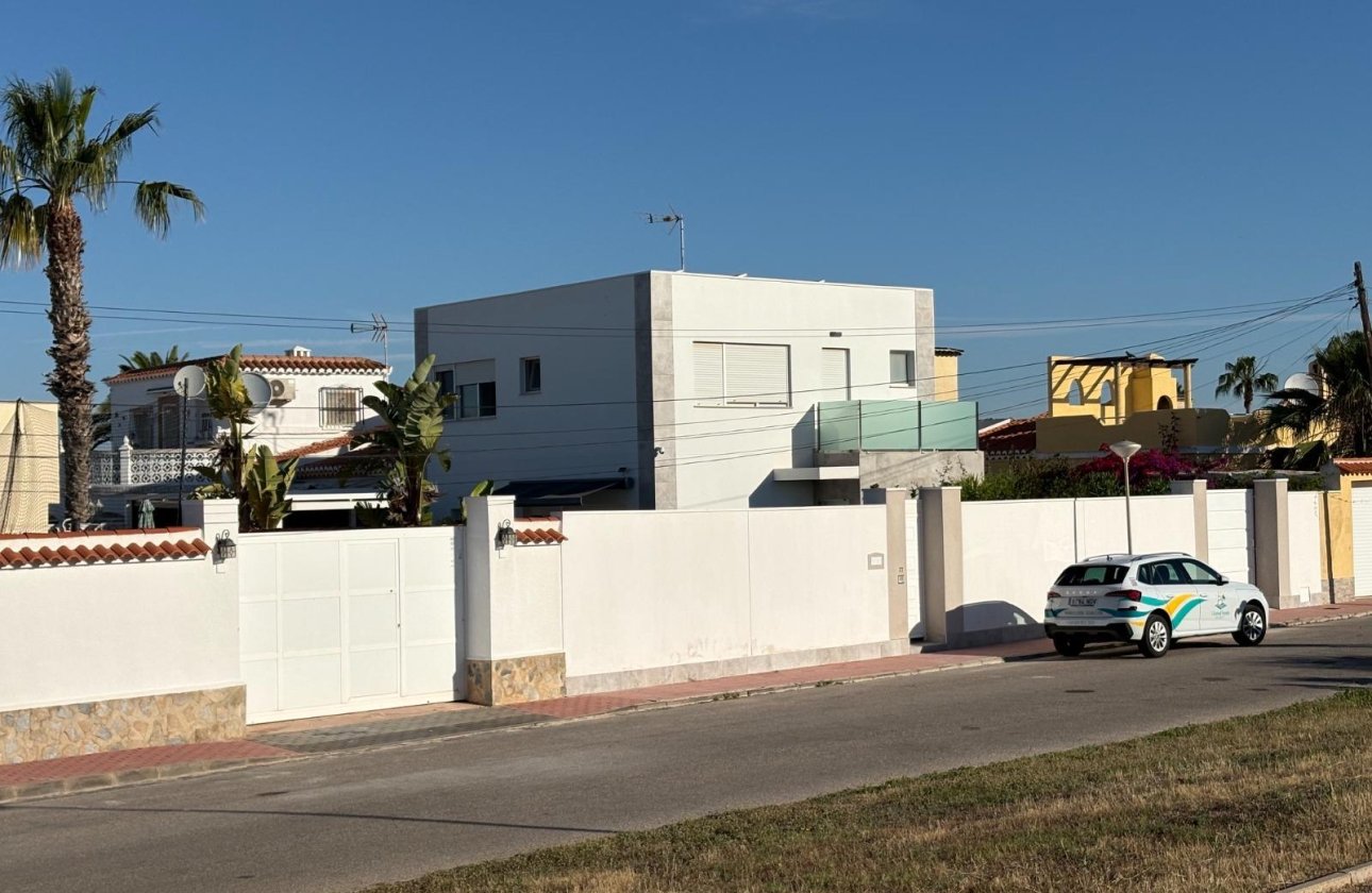 Resale - Villa -
Torrevieja - La Siesta - El Salado - Torreta