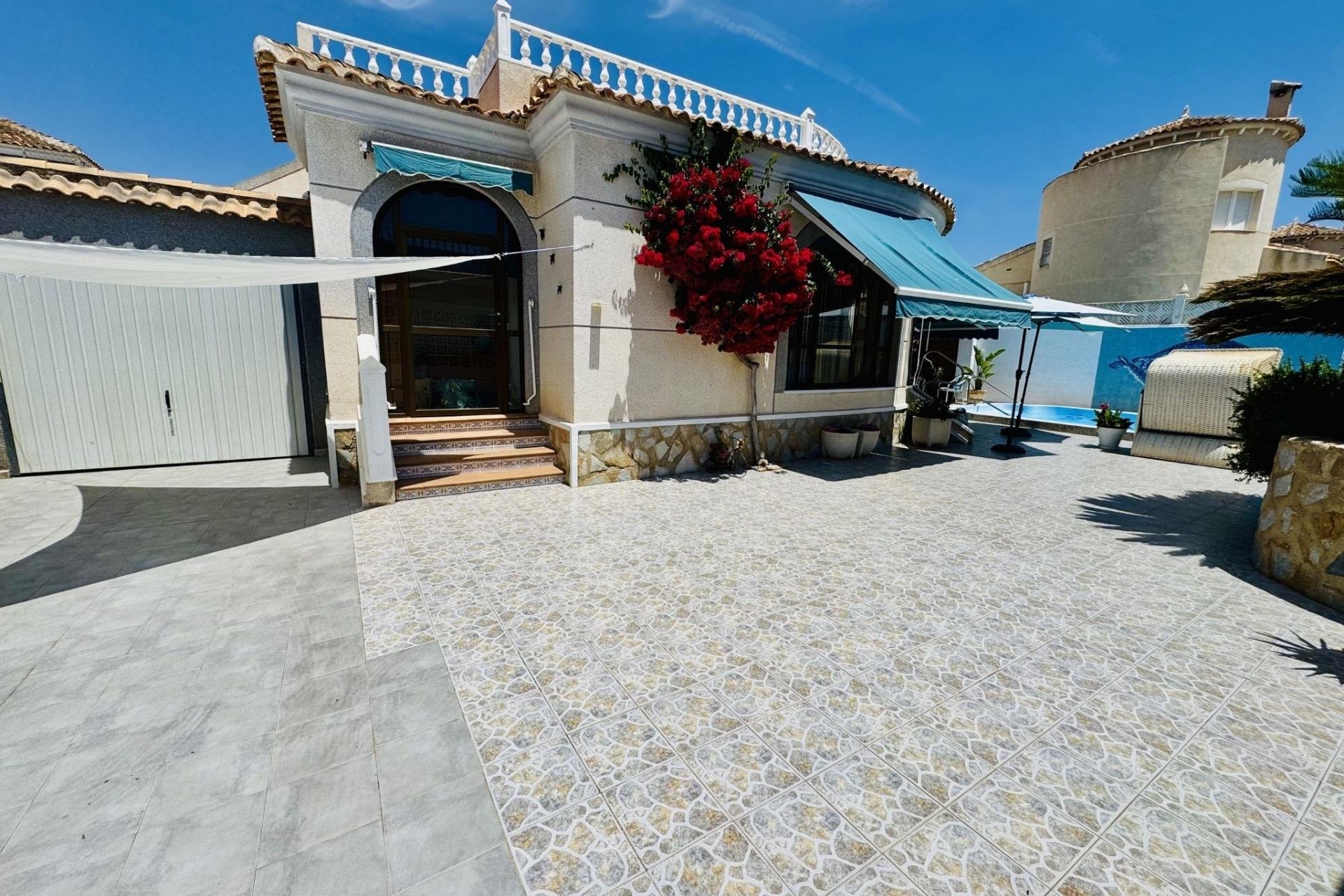 Resale - Villa -
Torrevieja - La Siesta - El Salado - Torreta
