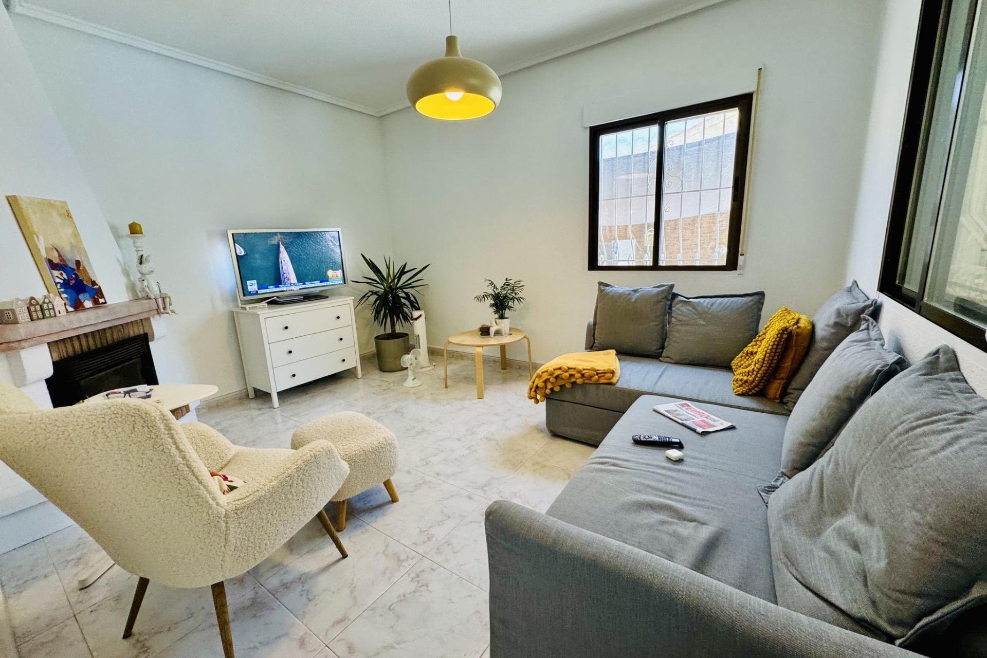 Resale - Villa -
Torrevieja - La Siesta - El Salado - Torreta