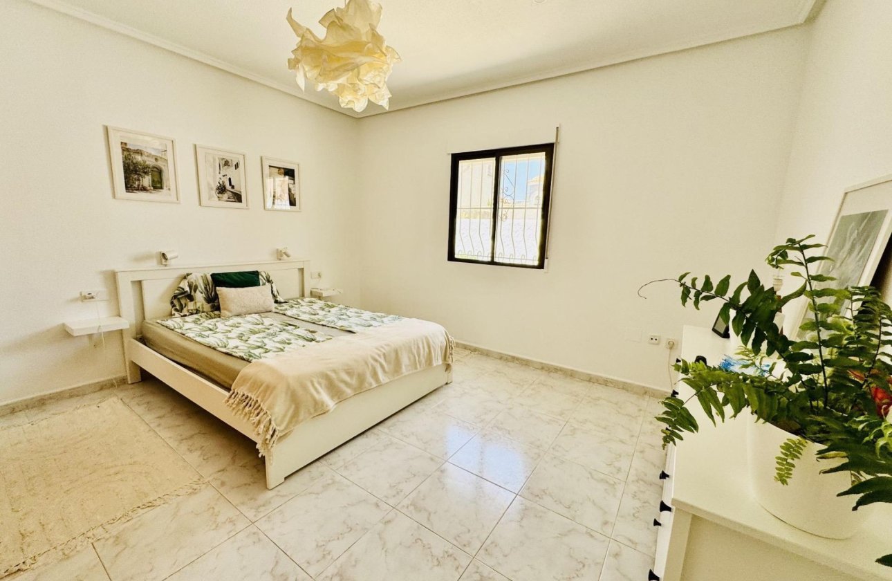 Resale - Villa -
Torrevieja - La Siesta - El Salado - Torreta