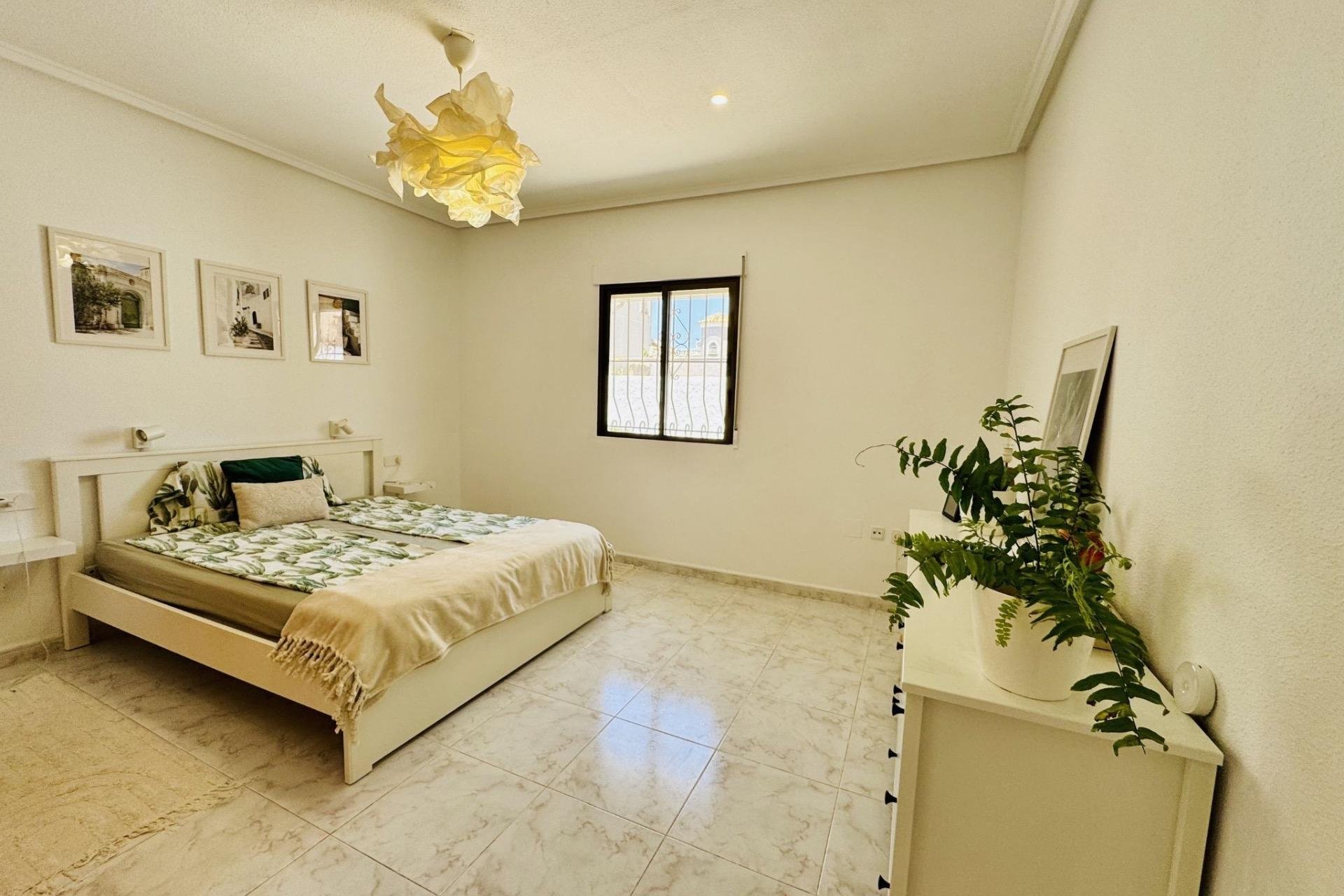 Resale - Villa -
Torrevieja - La Siesta - El Salado - Torreta