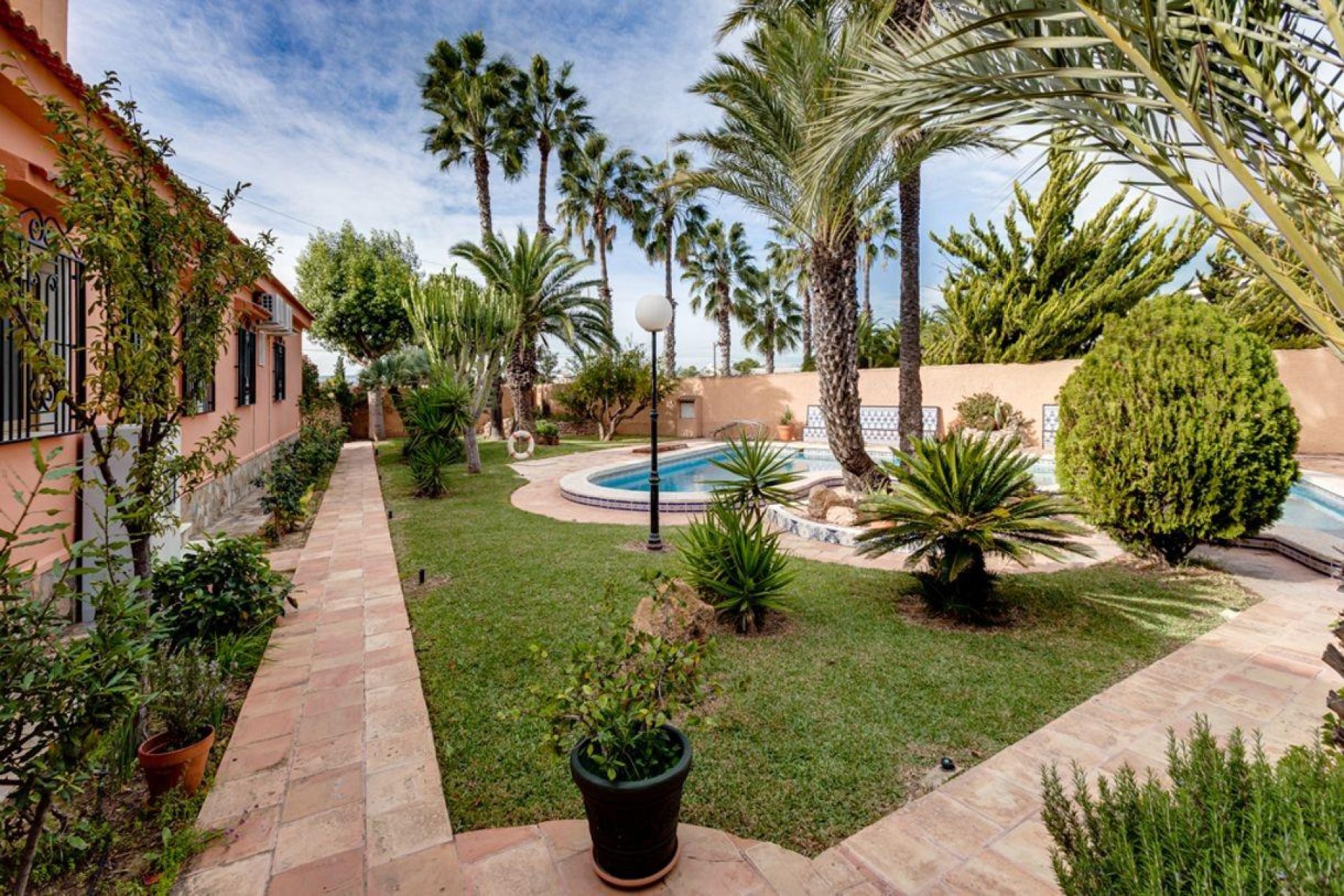 Resale - Villa -
Torrevieja - La Siesta - El Salado - Torreta