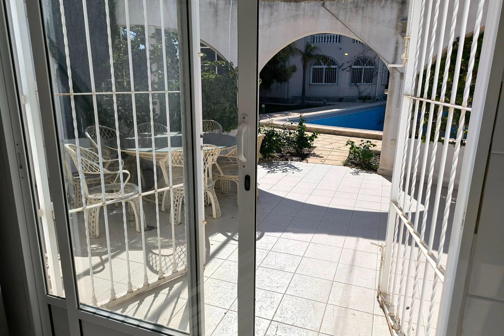 Resale - Villa -
Torrevieja - La Siesta