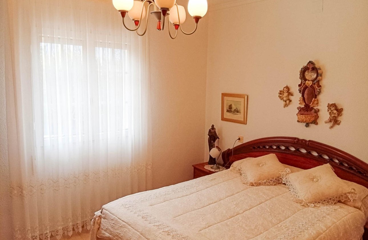 Resale - Villa -
Torrevieja - La Siesta