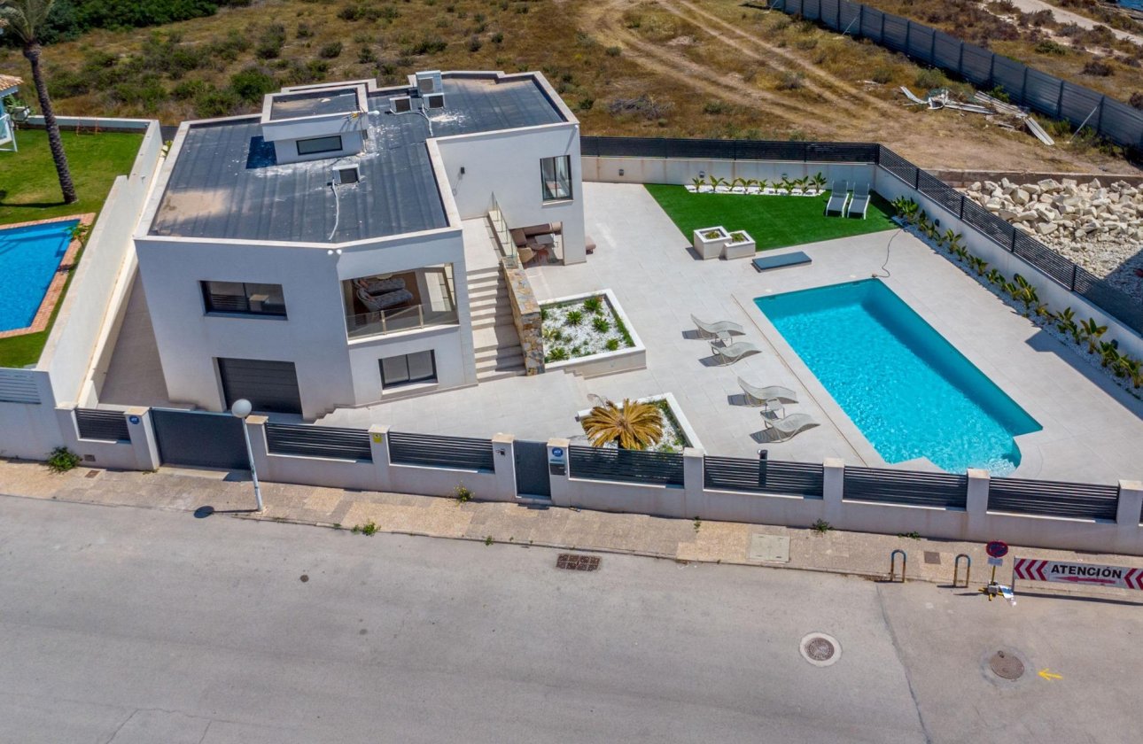 Resale - Villa -
Torrevieja - La Veleta