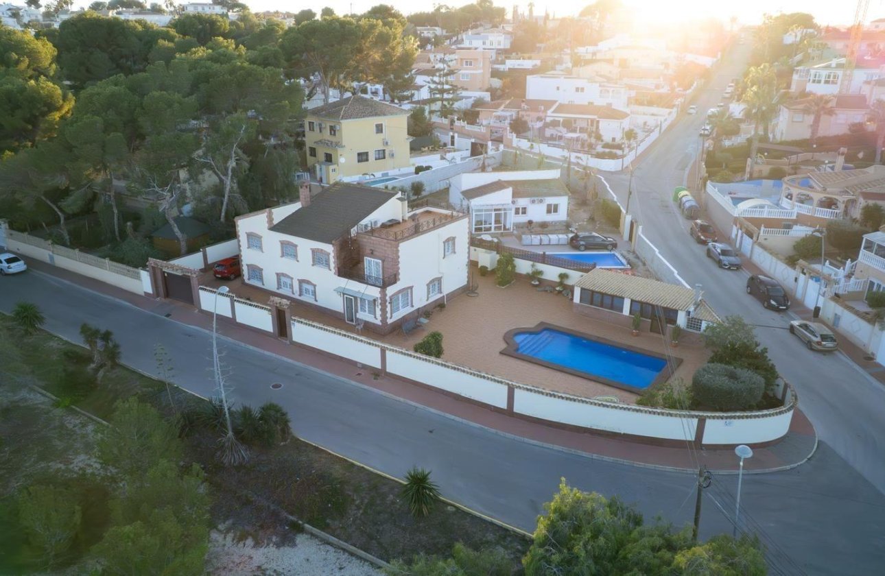 Resale - Villa -
Torrevieja - Los Balcones - Los Altos del Edén