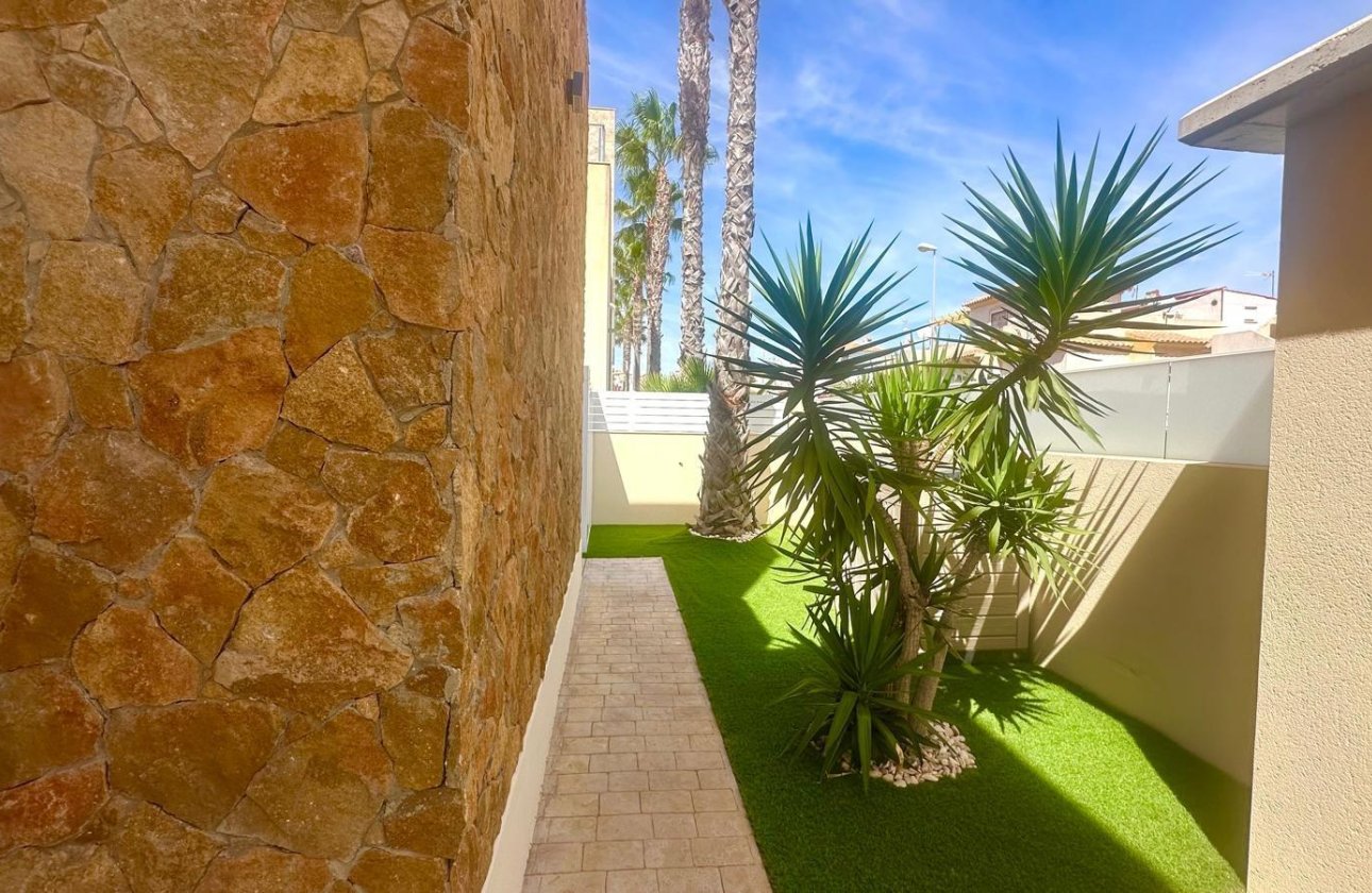 Resale - Villa -
Torrevieja - Miramar - Torre Del Moro