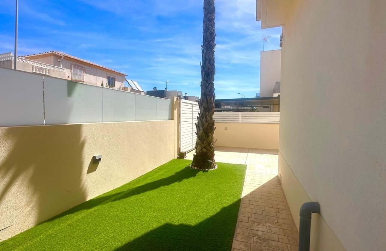 Resale - Villa -
Torrevieja - Miramar - Torre Del Moro