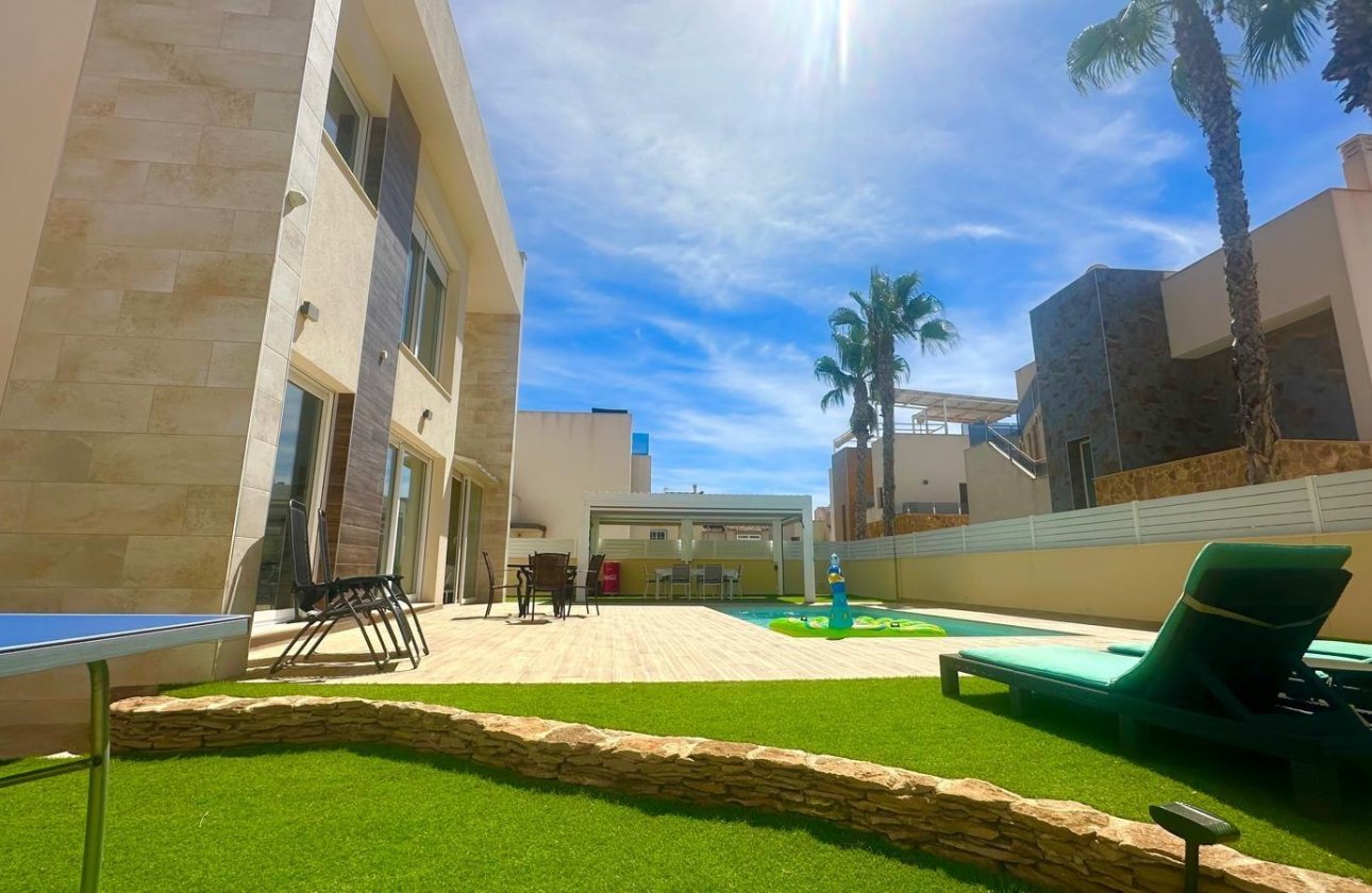 Resale - Villa -
Torrevieja - Miramar - Torre Del Moro
