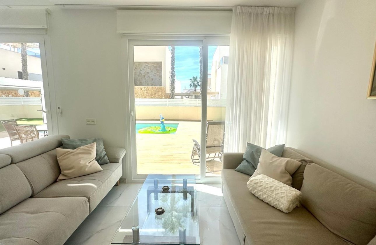 Resale - Villa -
Torrevieja - Miramar - Torre Del Moro