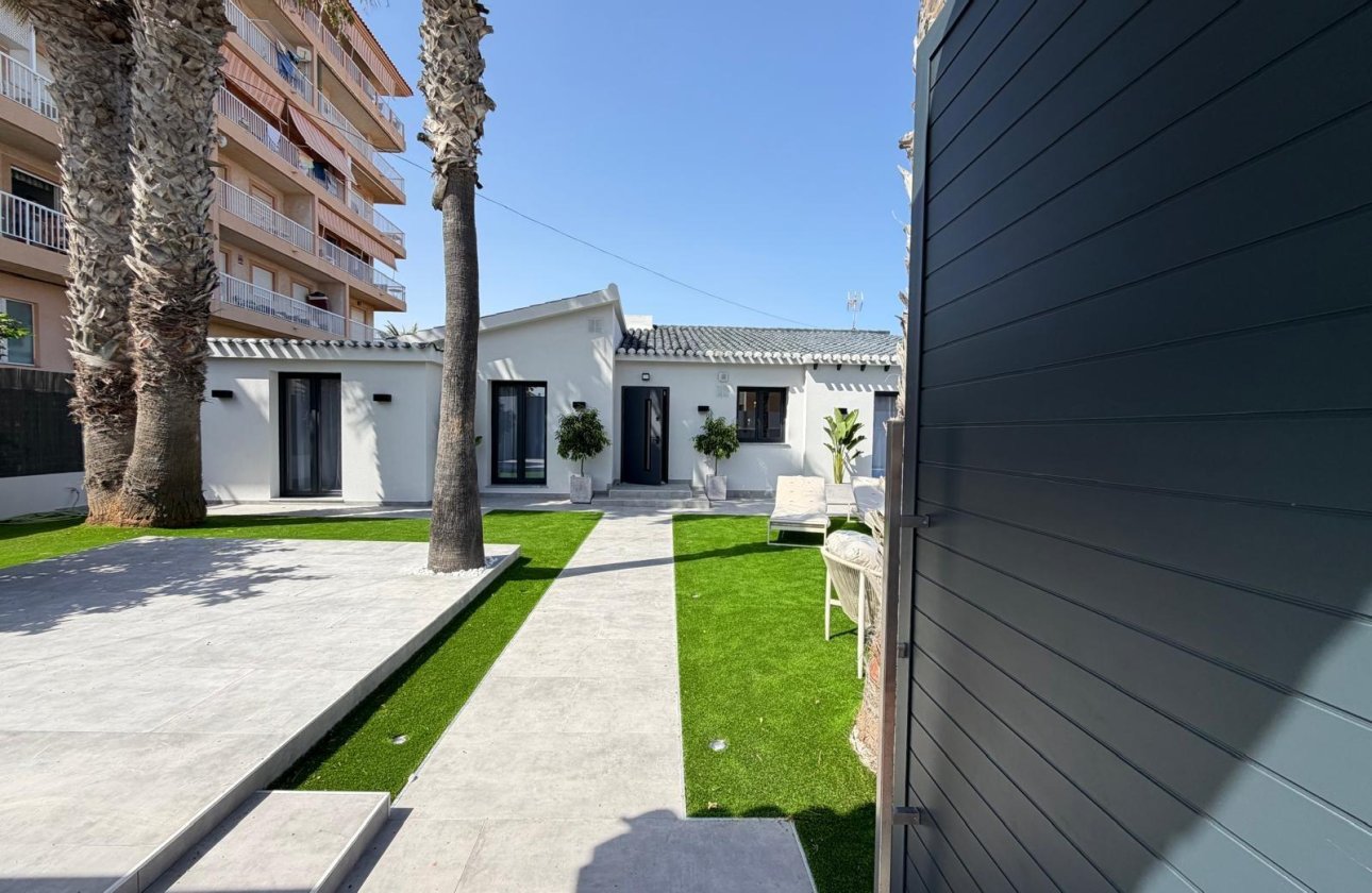 Resale - Villa -
Torrevieja - Punta Prima