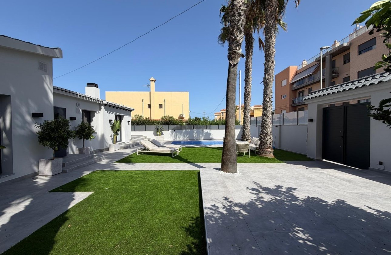 Resale - Villa -
Torrevieja - Punta Prima