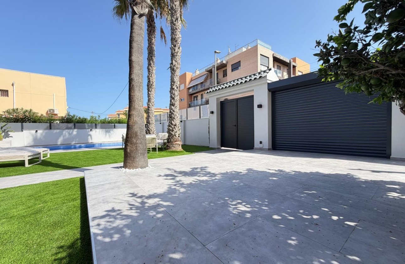 Resale - Villa -
Torrevieja - Punta Prima