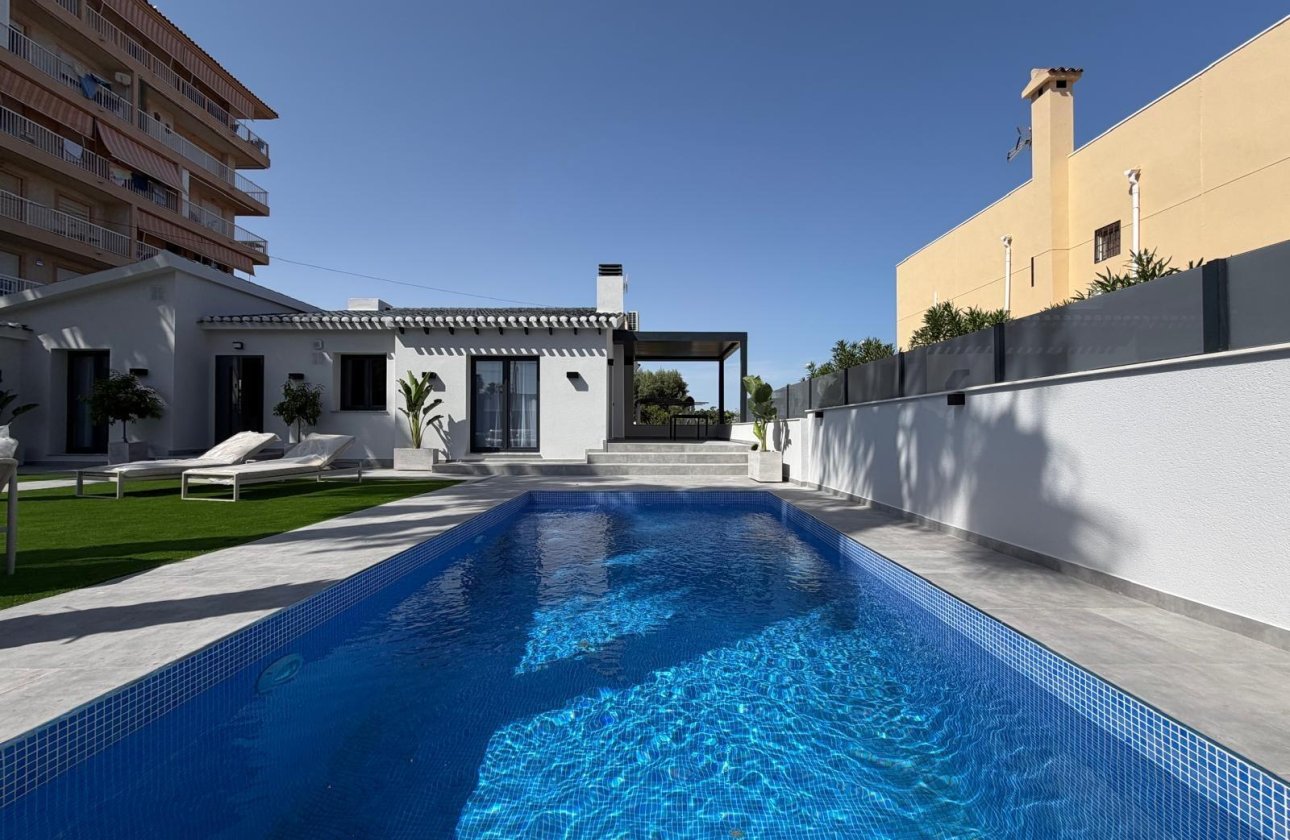 Resale - Villa -
Torrevieja - Punta Prima