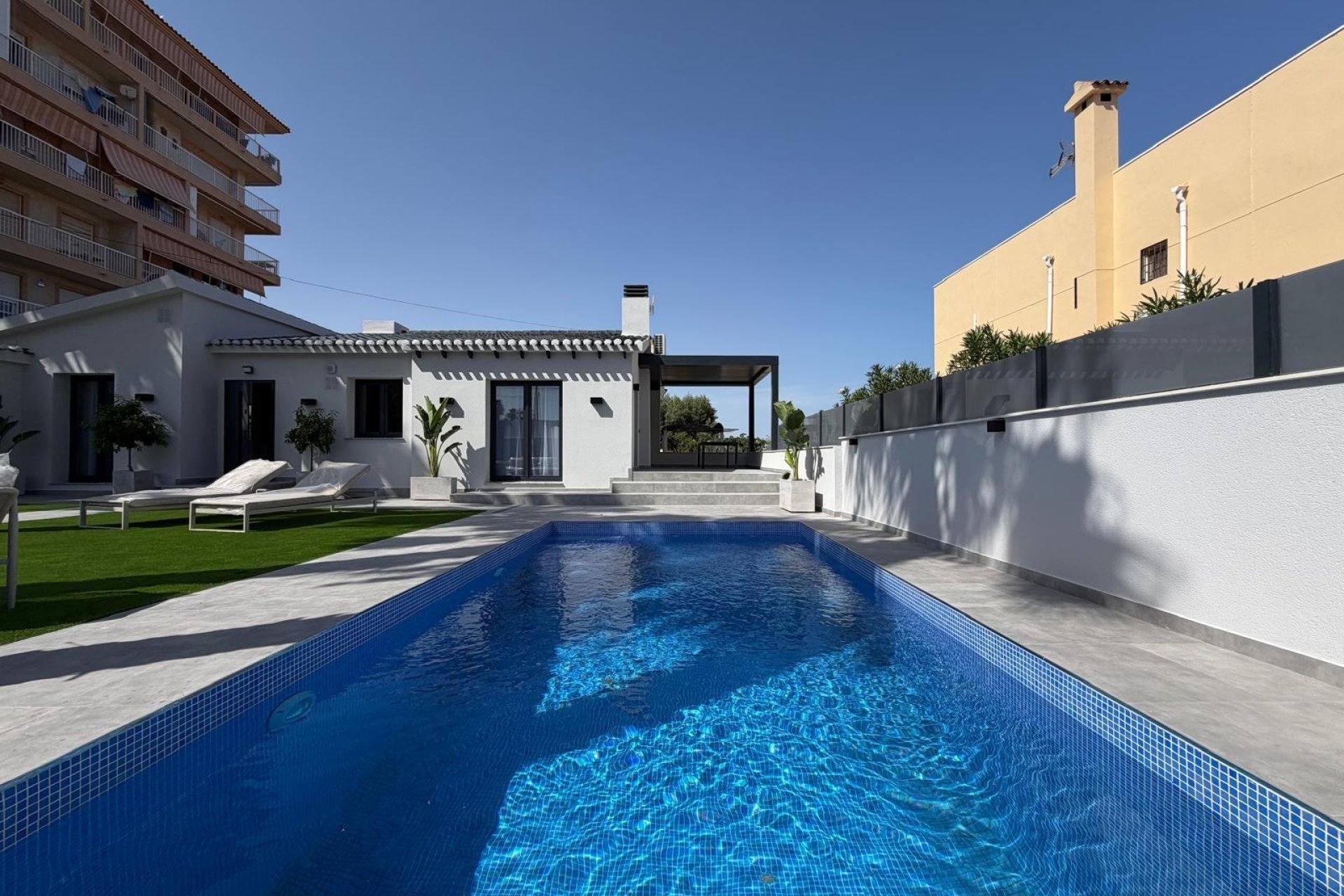 Resale - Villa -
Torrevieja - Punta Prima