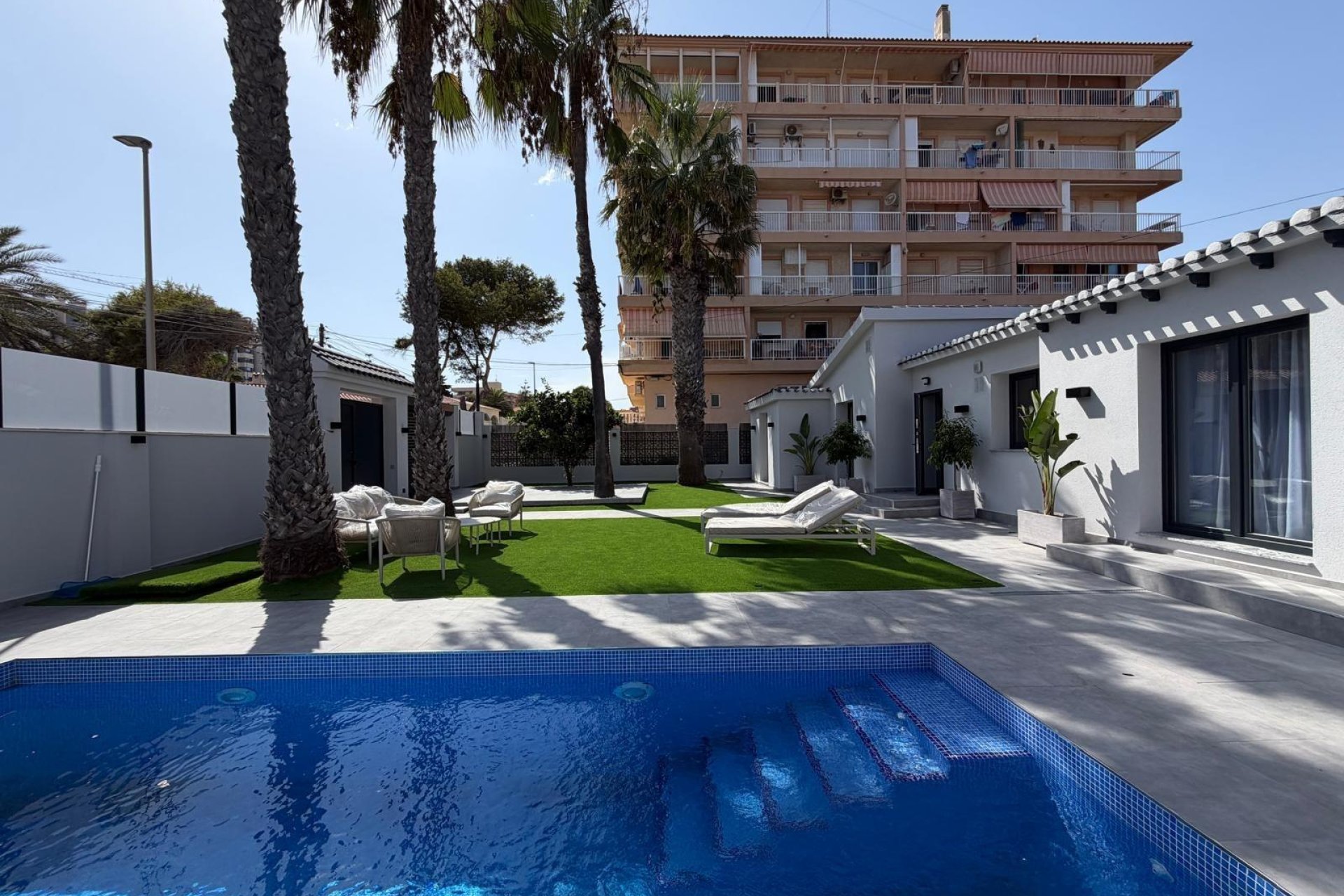 Resale - Villa -
Torrevieja - Punta Prima