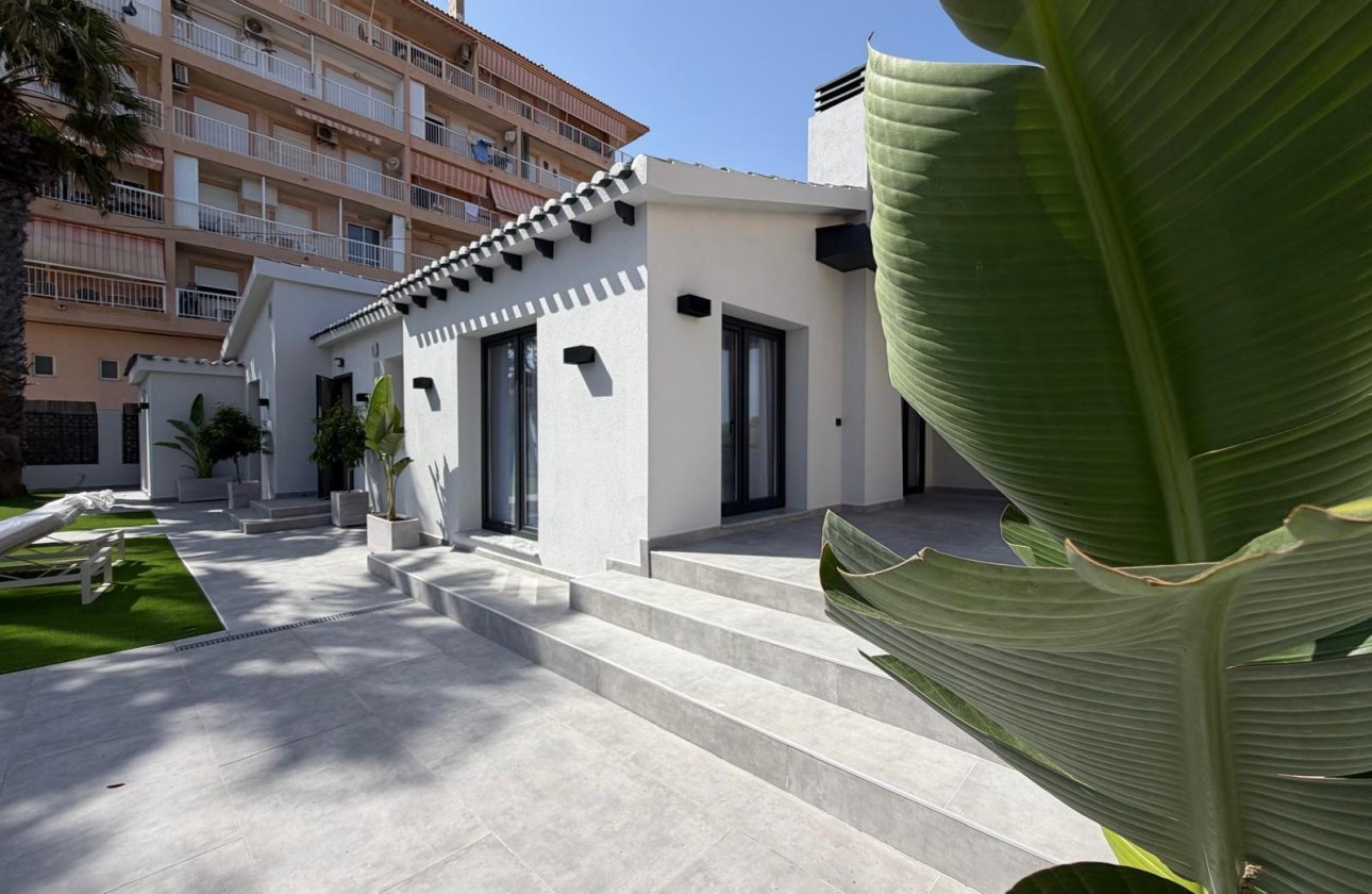 Resale - Villa -
Torrevieja - Punta Prima
