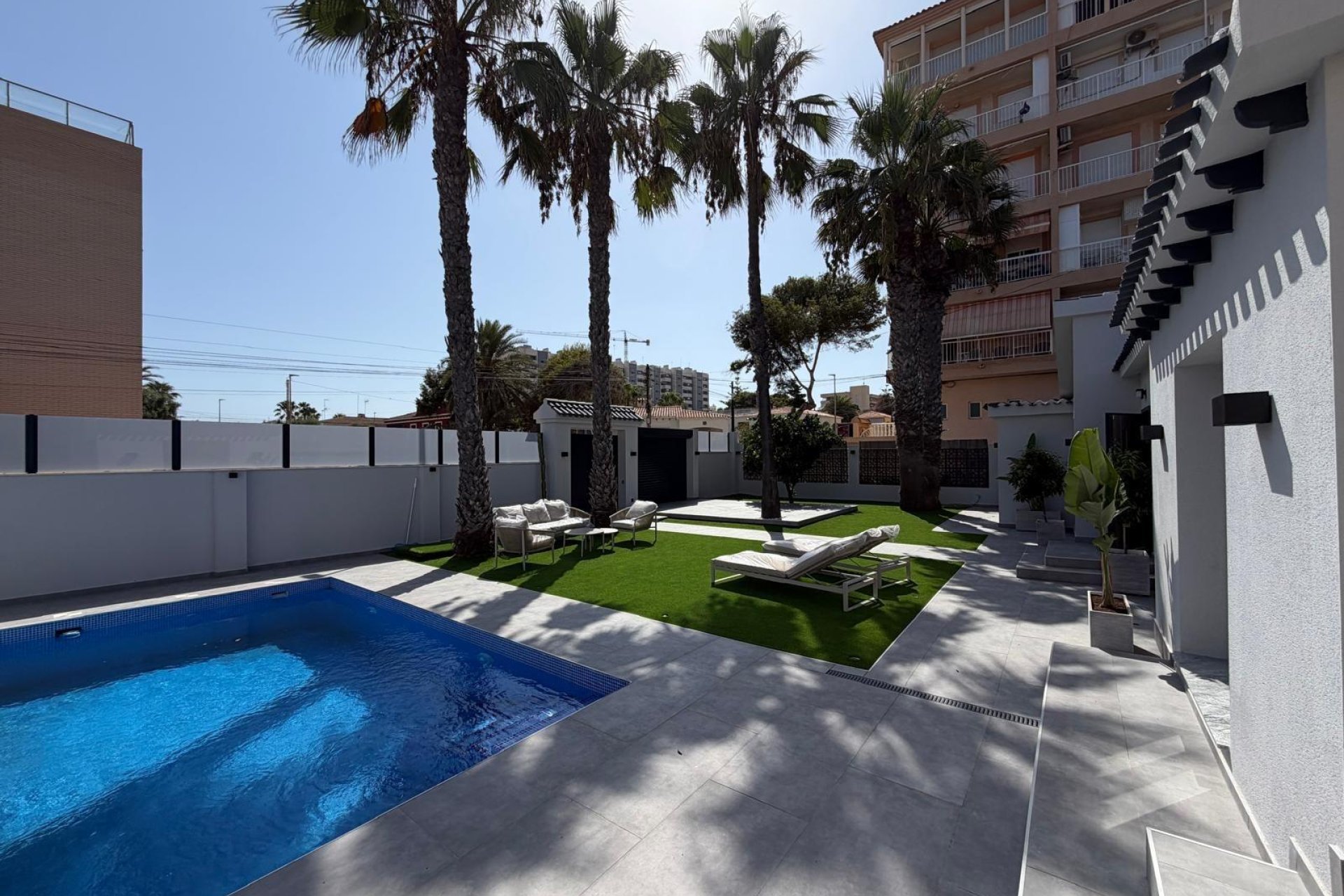 Resale - Villa -
Torrevieja - Punta Prima