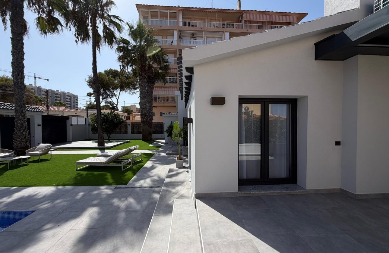 Resale - Villa -
Torrevieja - Punta Prima