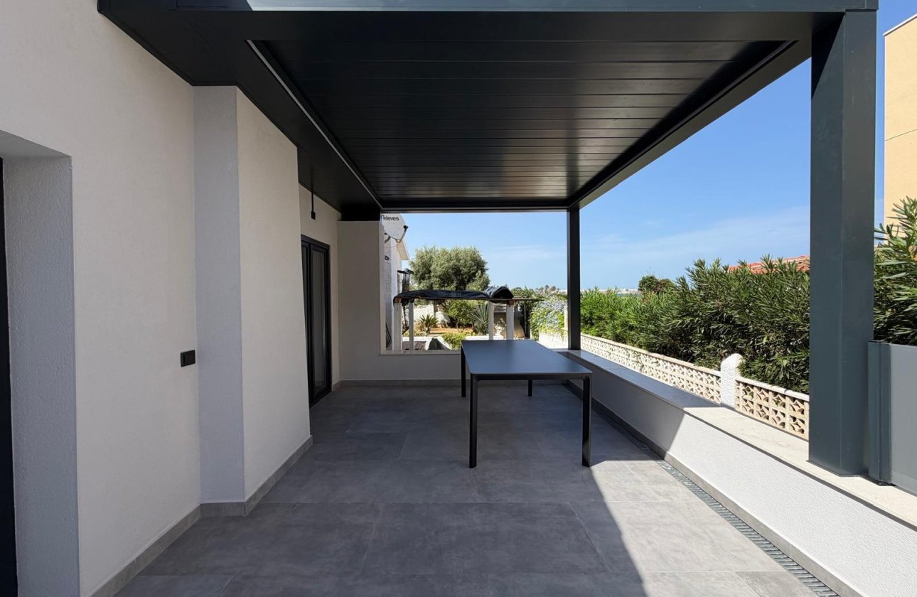 Resale - Villa -
Torrevieja - Punta Prima