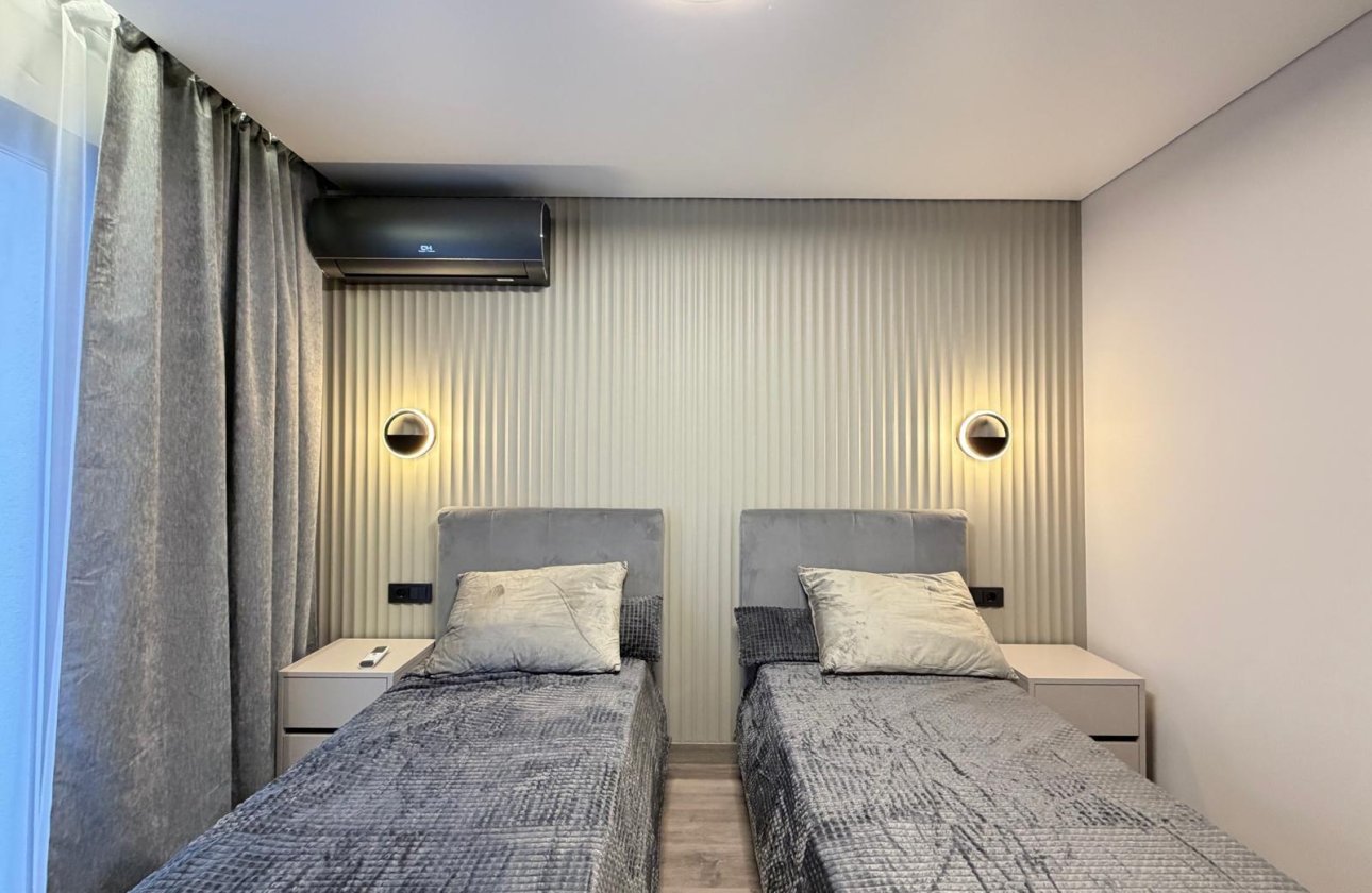 Resale - Villa -
Torrevieja - Punta Prima