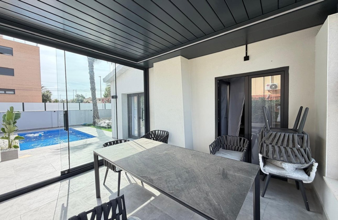 Resale - Villa -
Torrevieja - Punta Prima