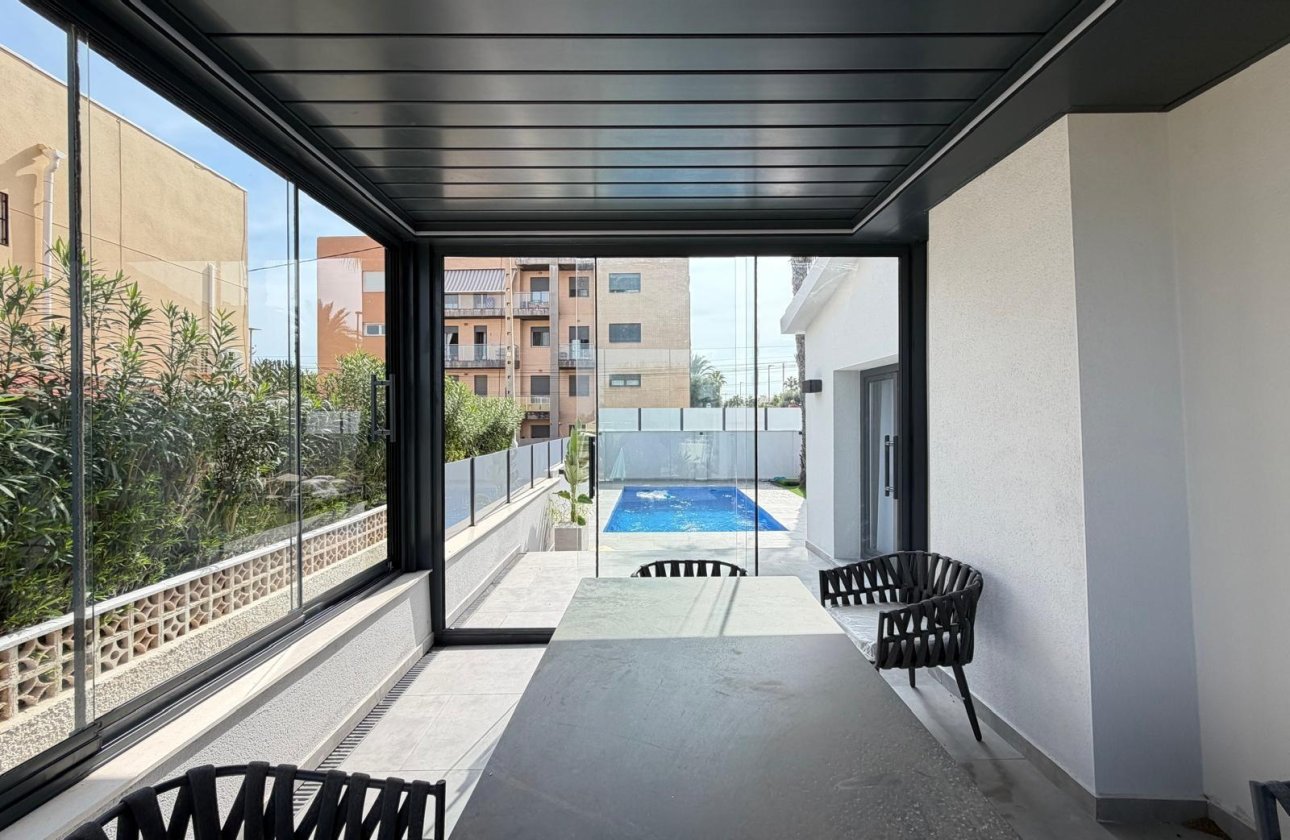 Resale - Villa -
Torrevieja - Punta Prima