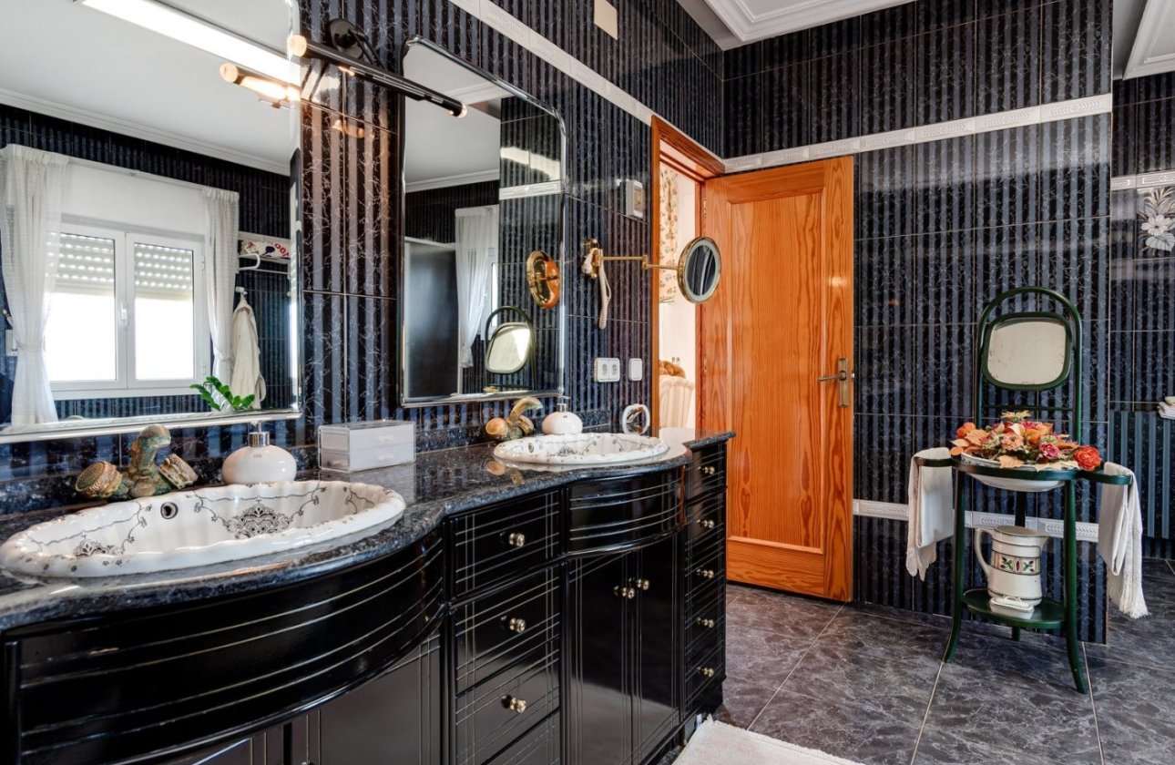 Resale - Villa -
Torrevieja - San Luis