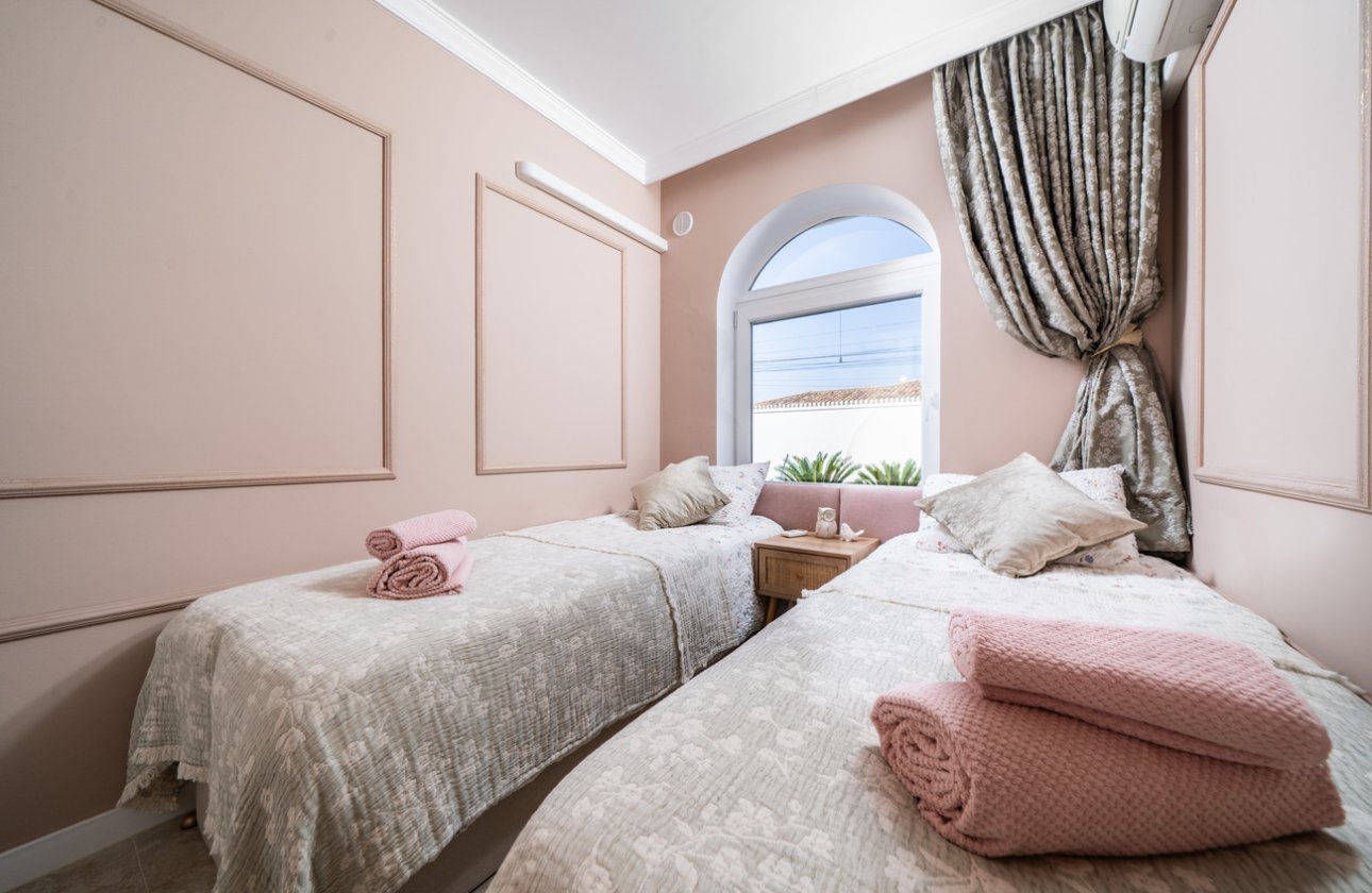 Resale - Villa -
Torrevieja - Torreta