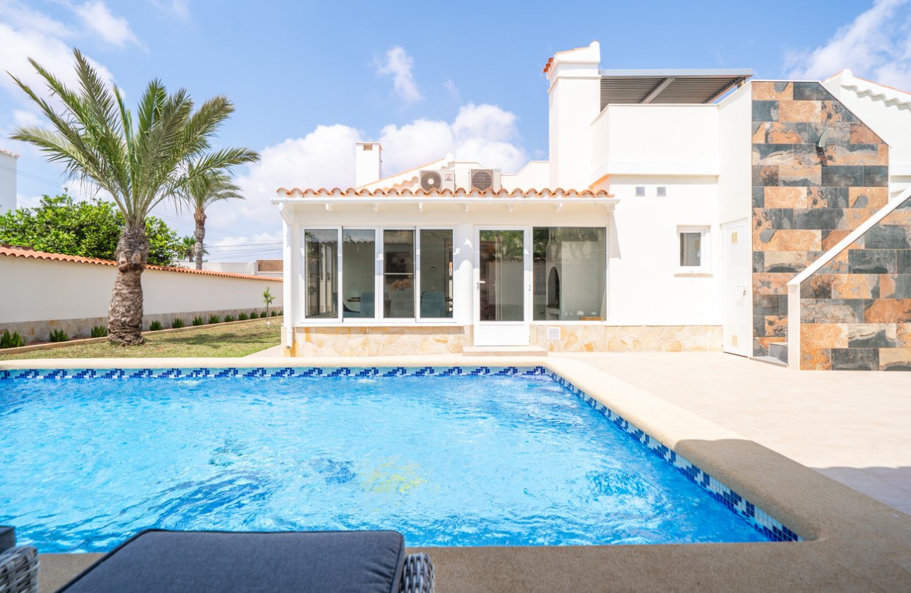 Resale - Villa -
Torrevieja - Torreta