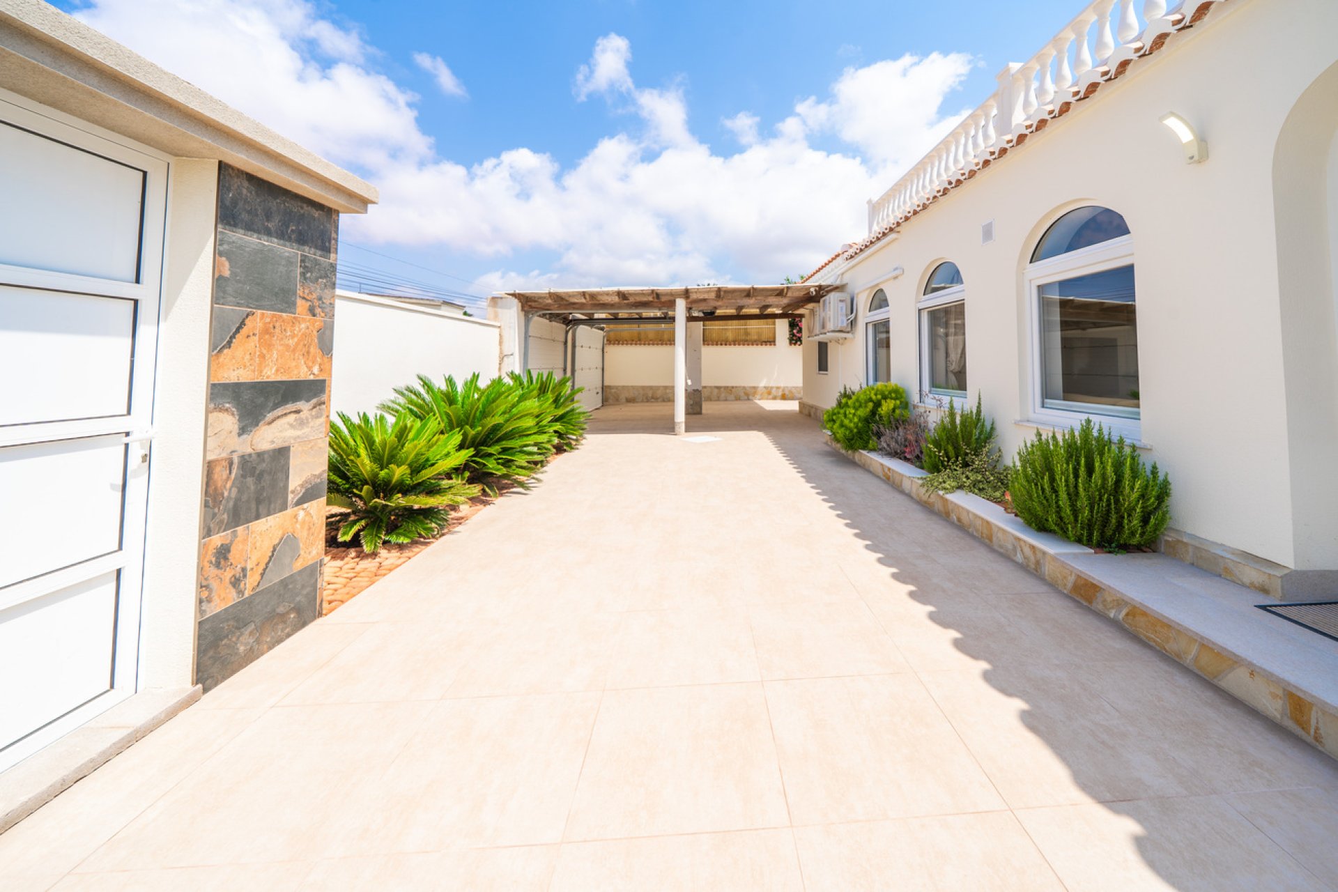 Resale - Villa -
Torrevieja - Torreta