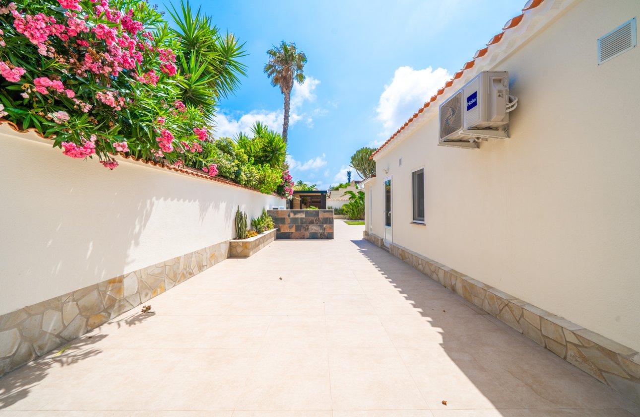 Resale - Villa -
Torrevieja - Torreta