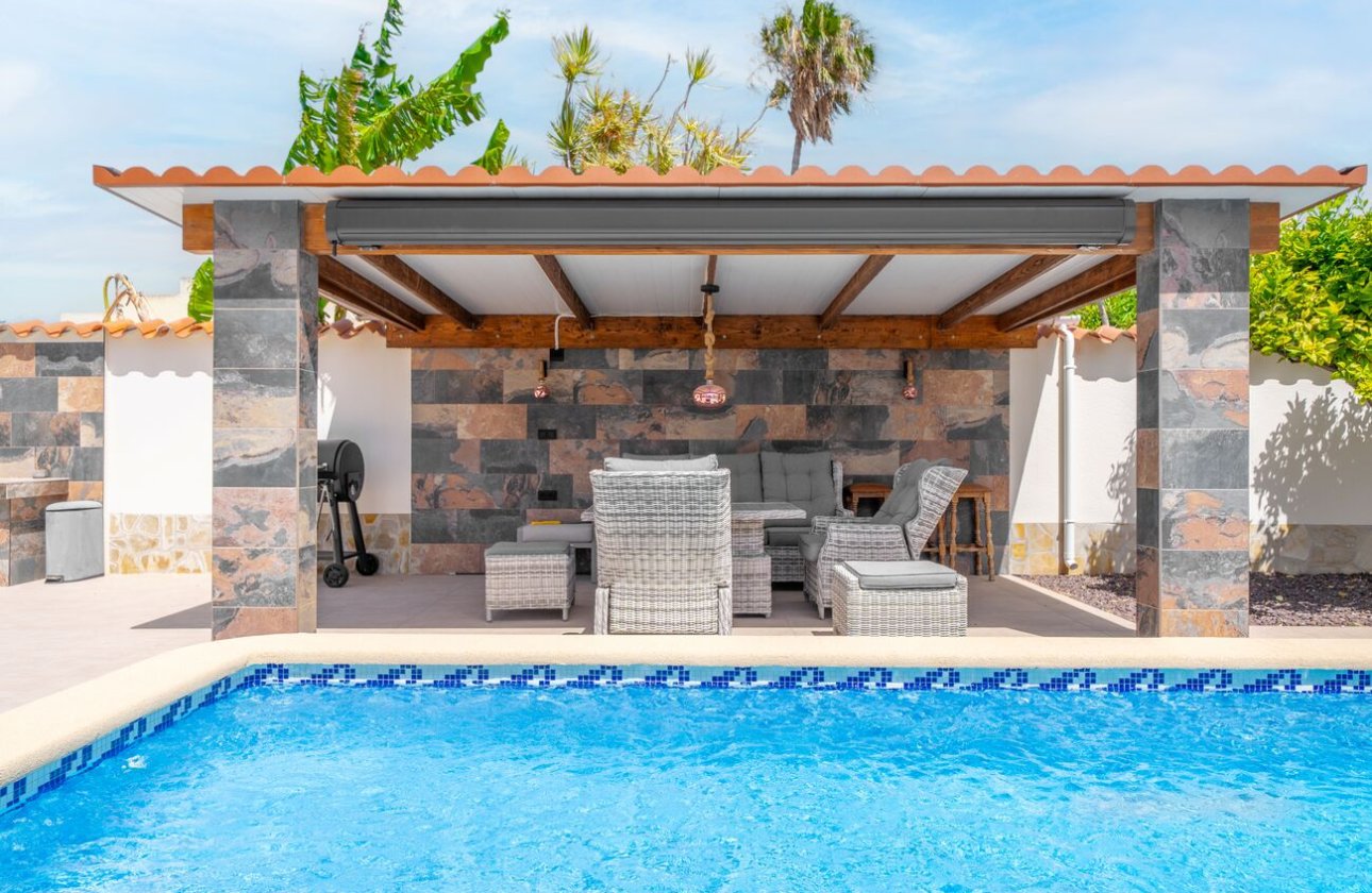 Resale - Villa -
Torrevieja - Torreta