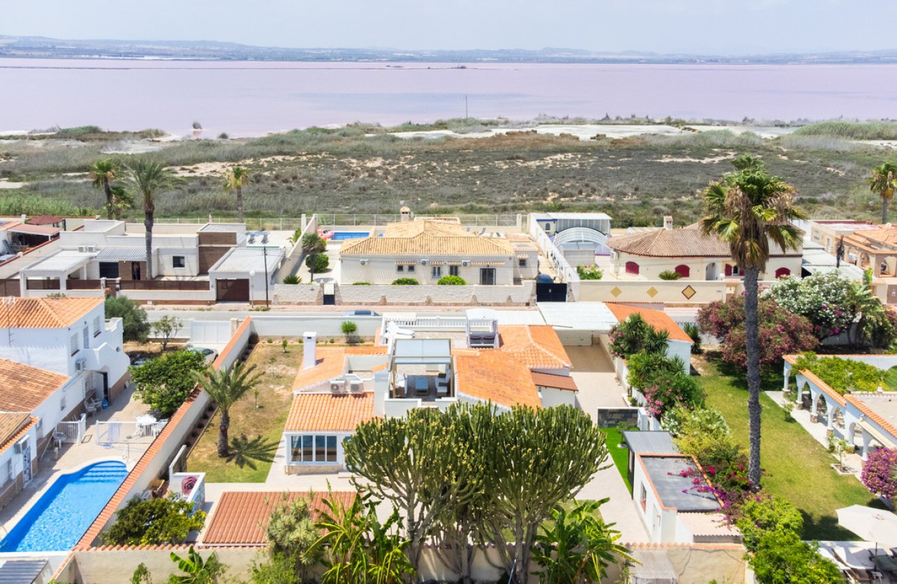 Resale - Villa -
Torrevieja - Torreta