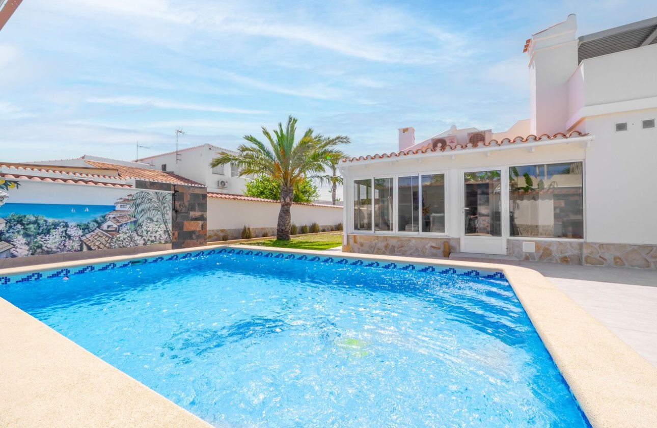 Resale - Villa -
Torrevieja - Torreta