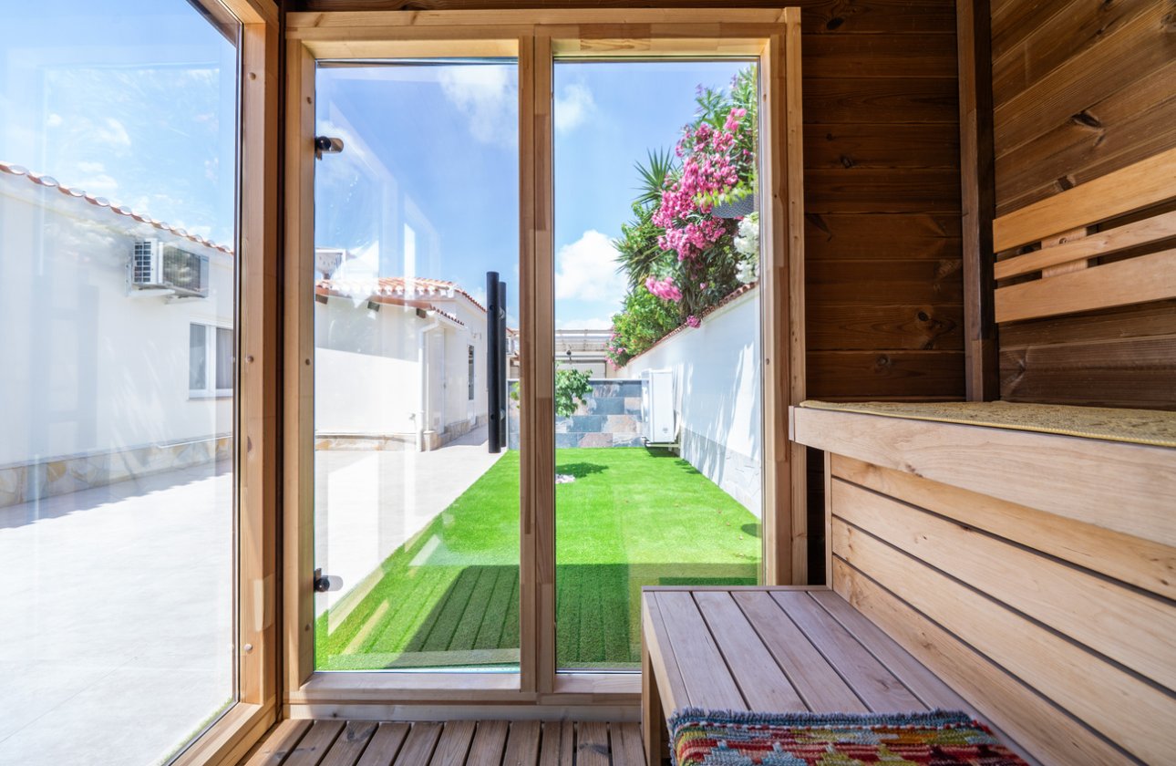 Resale - Villa -
Torrevieja - Torreta