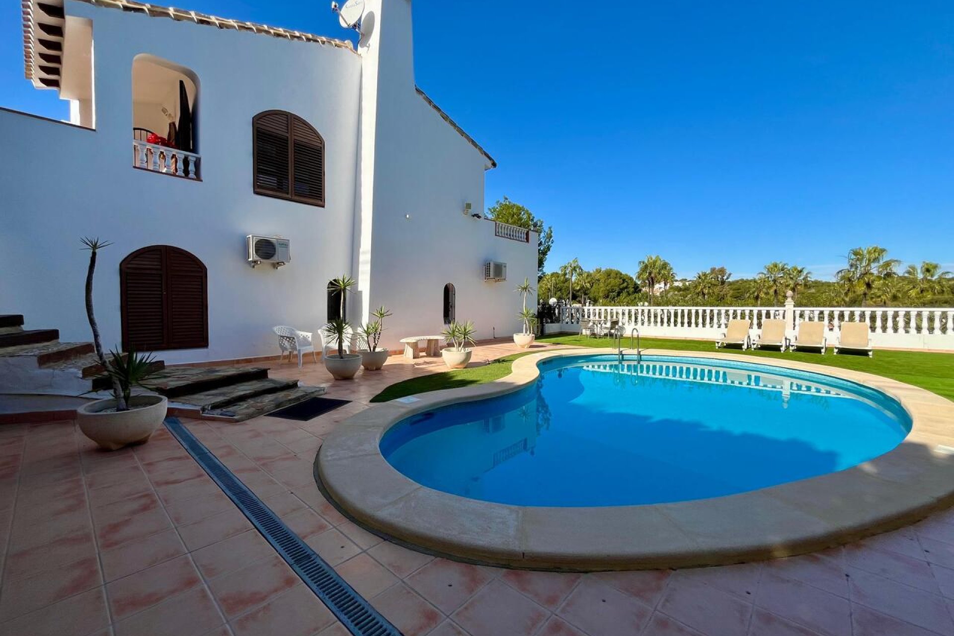 Resale - Villa -
Villamartin - Costa Blanca