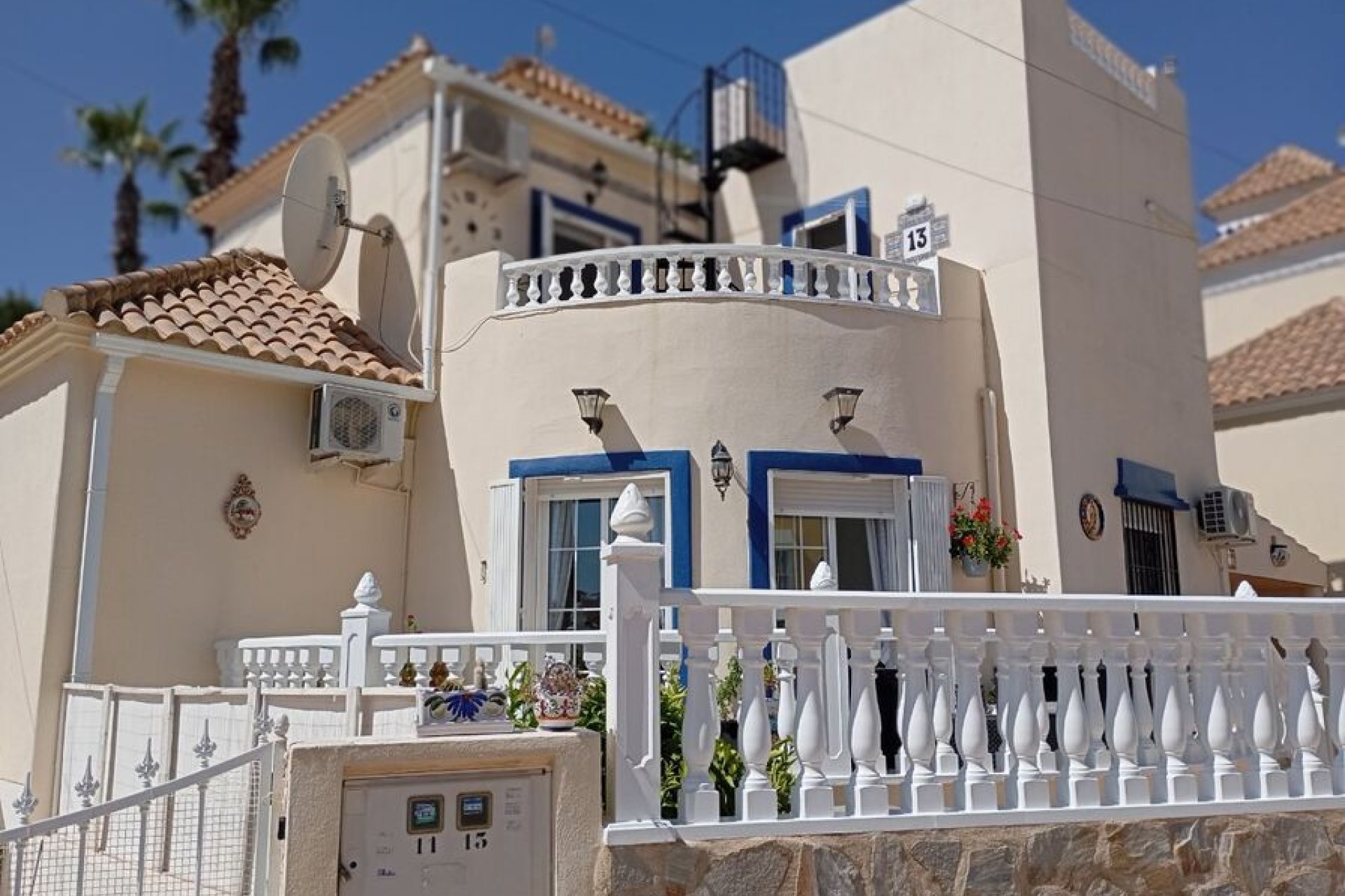 Resale - Villa -
Villamartin - Costa Blanca