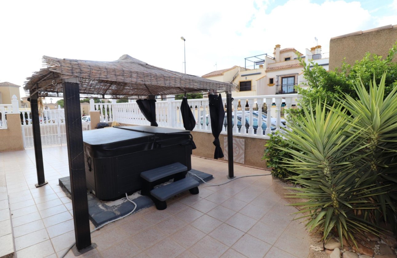 Resale - Villa -
Villamartin - Costa Blanca