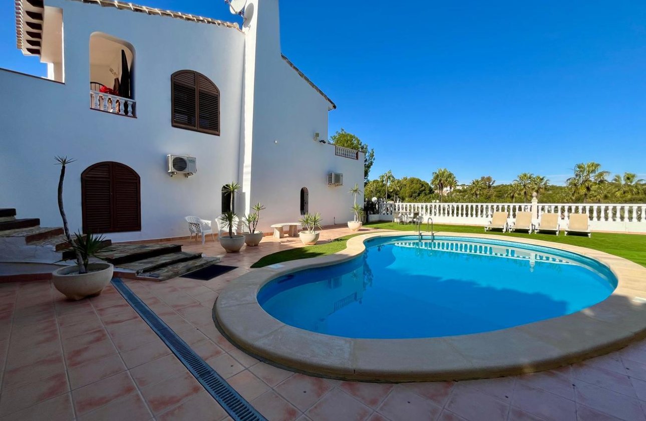Resale - Villa -
Villamartin - Costa Blanca